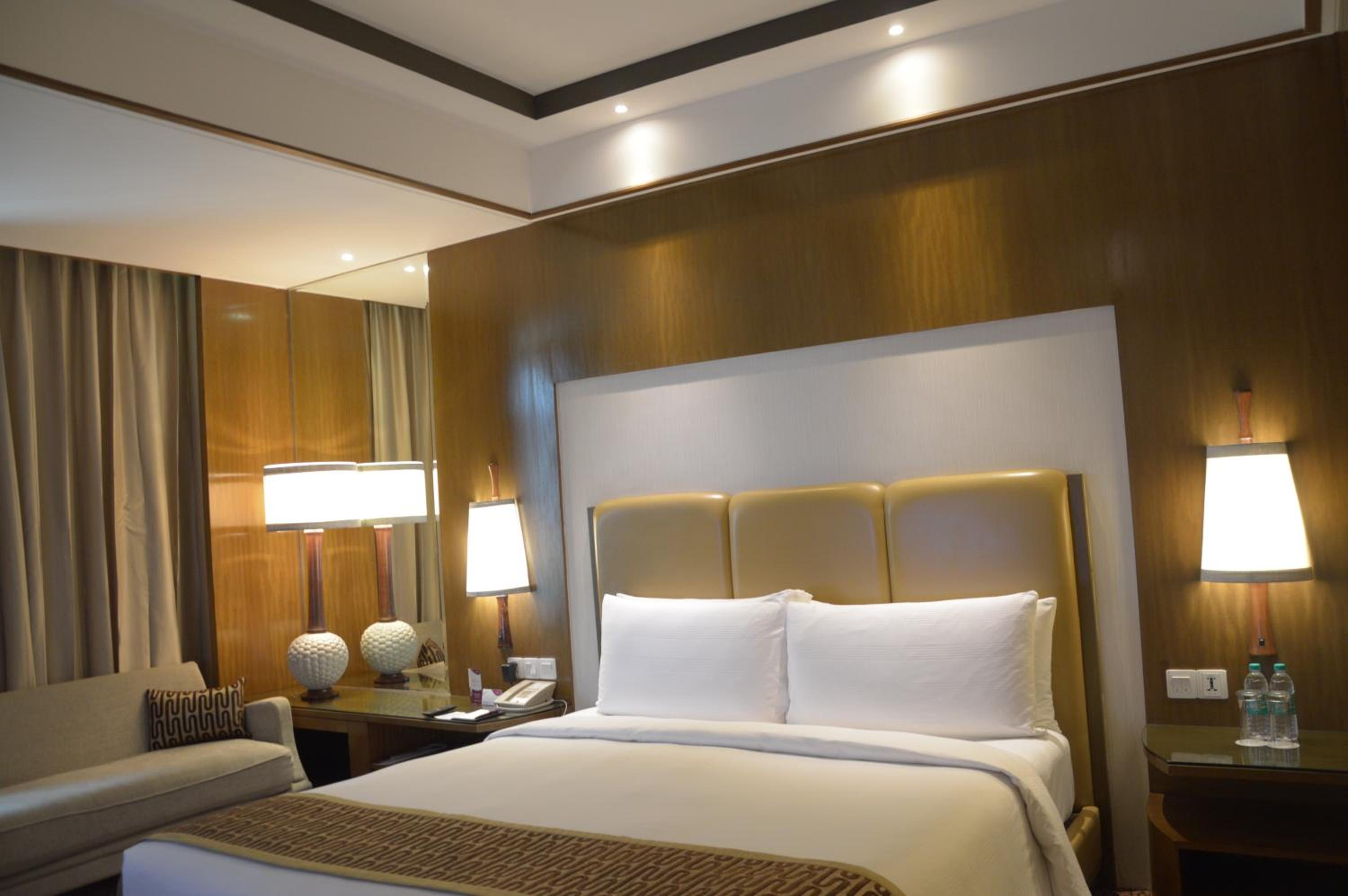 Standard King Room - Non-Smoking Offers Buy1Get1 on Premium beverages between 11amto7pm and 15% discount on Food and Soft beverages, SPA and Laundry - Photo 6