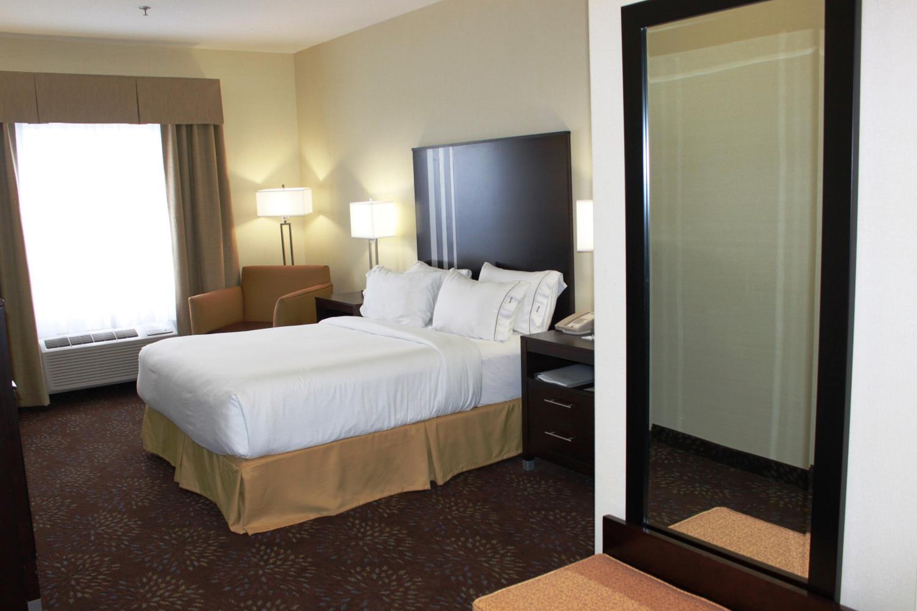 Standard Queen Room with Communications Accessible Roll-In Shower
