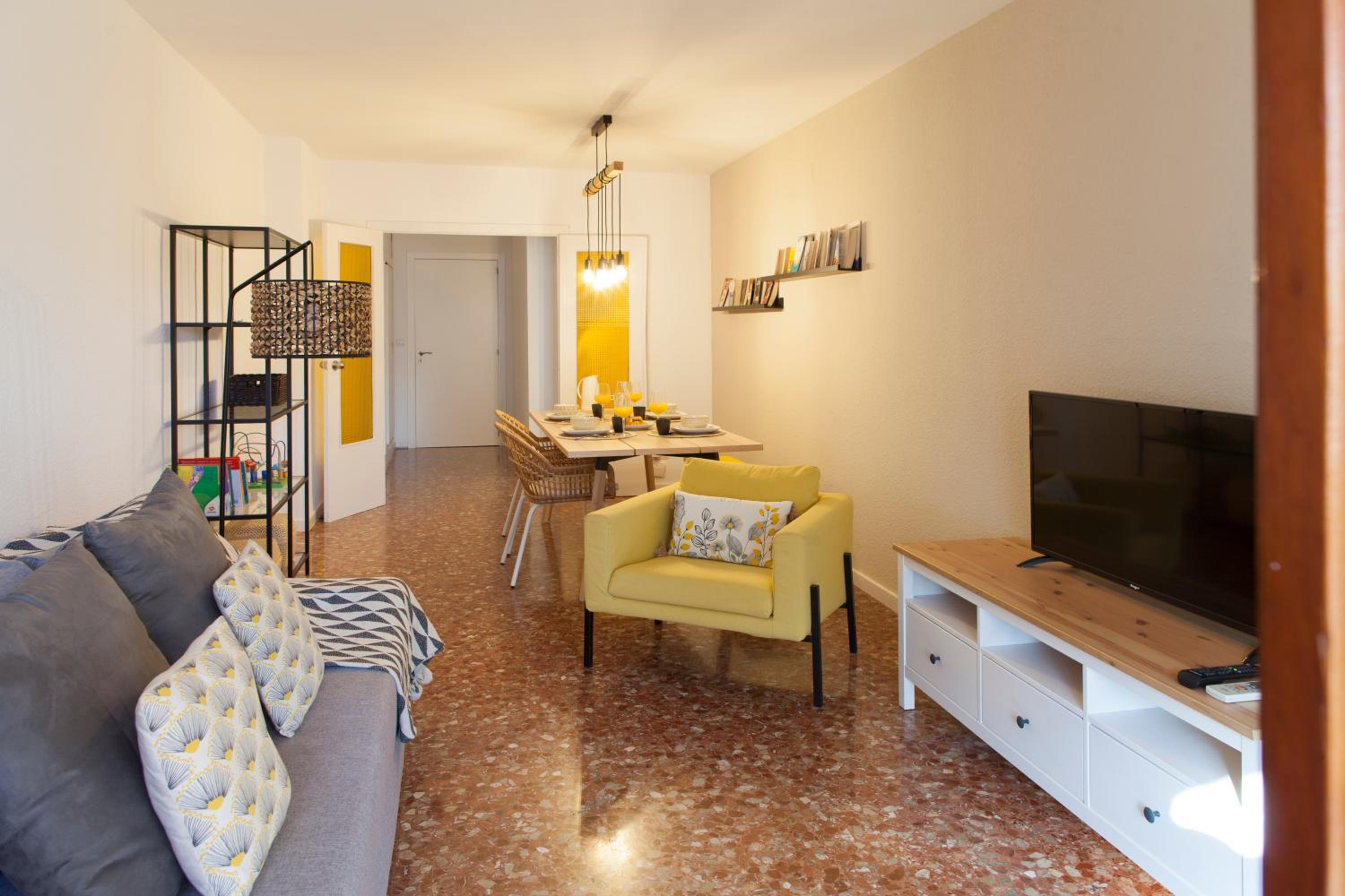 One-Bedroom Apartment - Photo 2