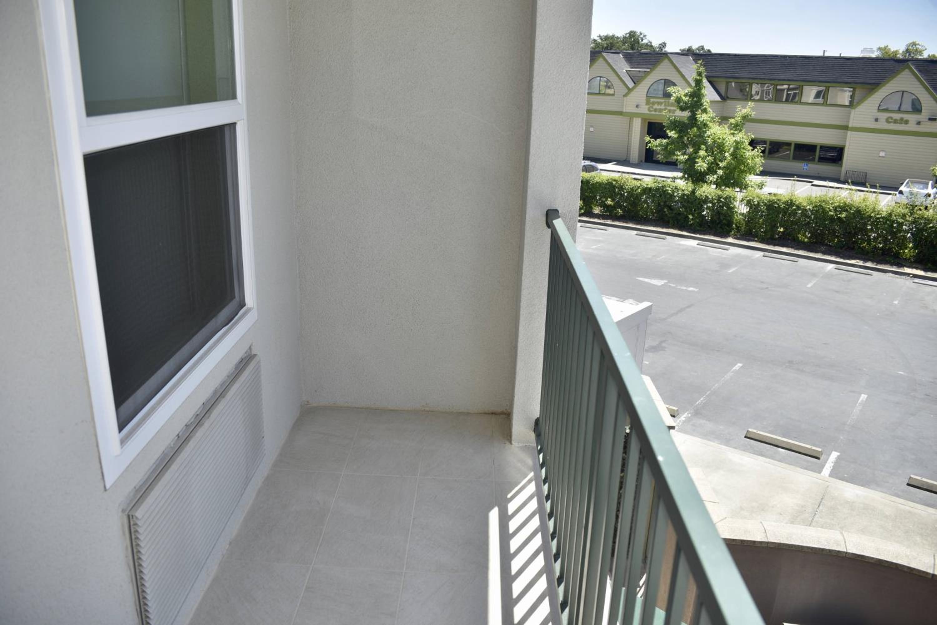 Standard King Room with Balcony - Photo 4
