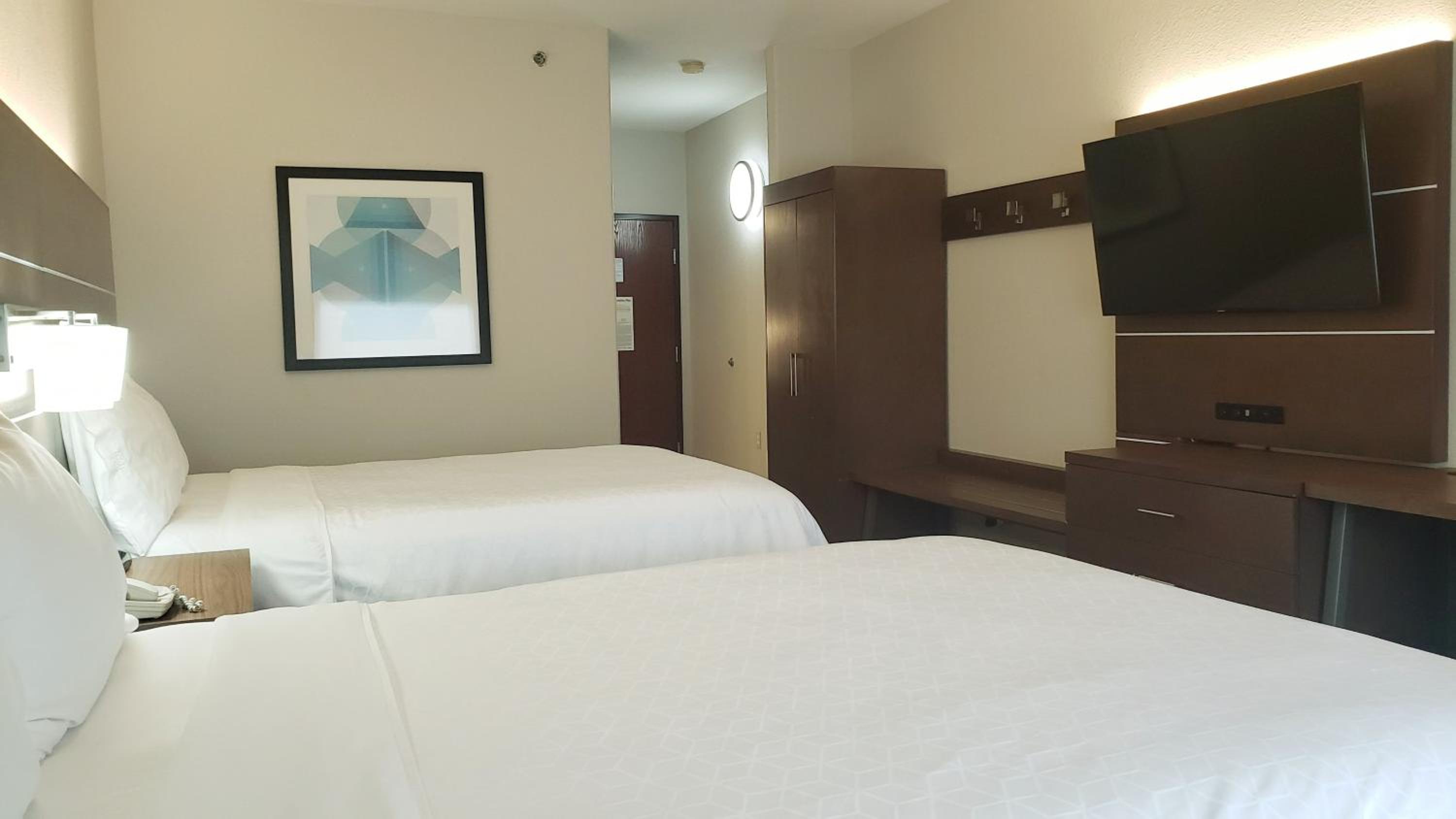 Standard Room with Two Queen Beds - Photo 4