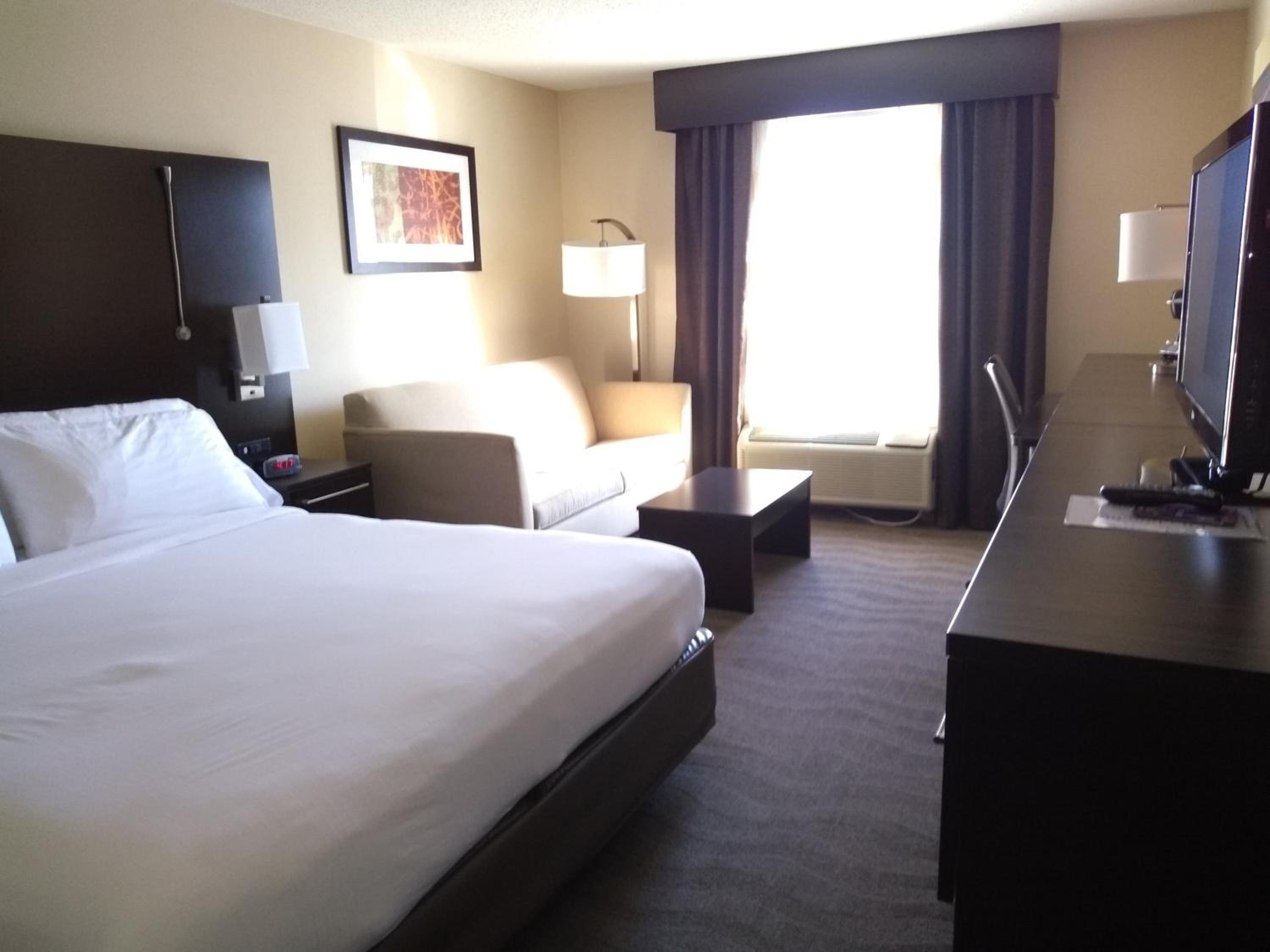 Standard King Room with Sofa Bed - Photo 2
