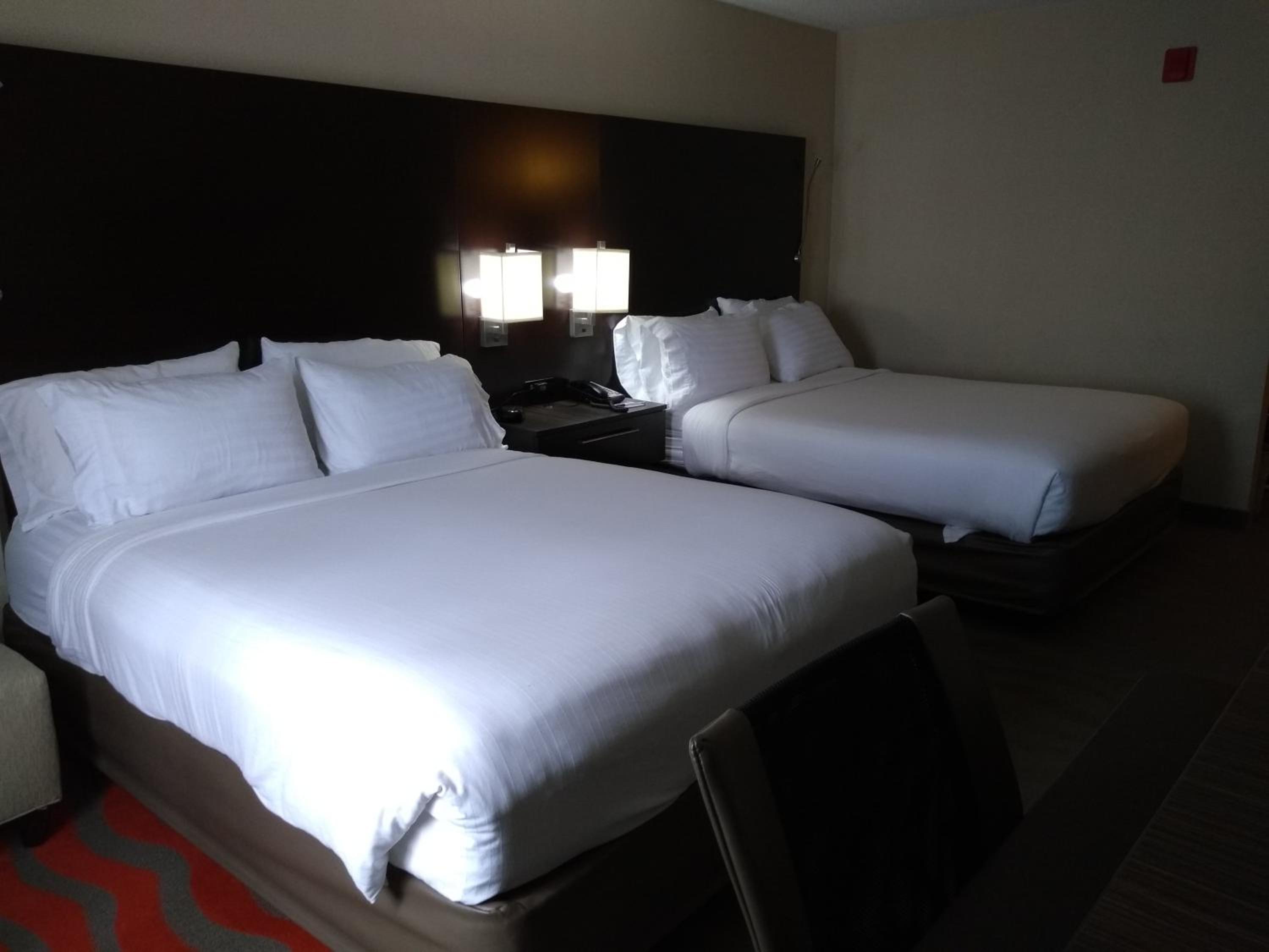Standard Room with Two Queen Beds - Photo 3