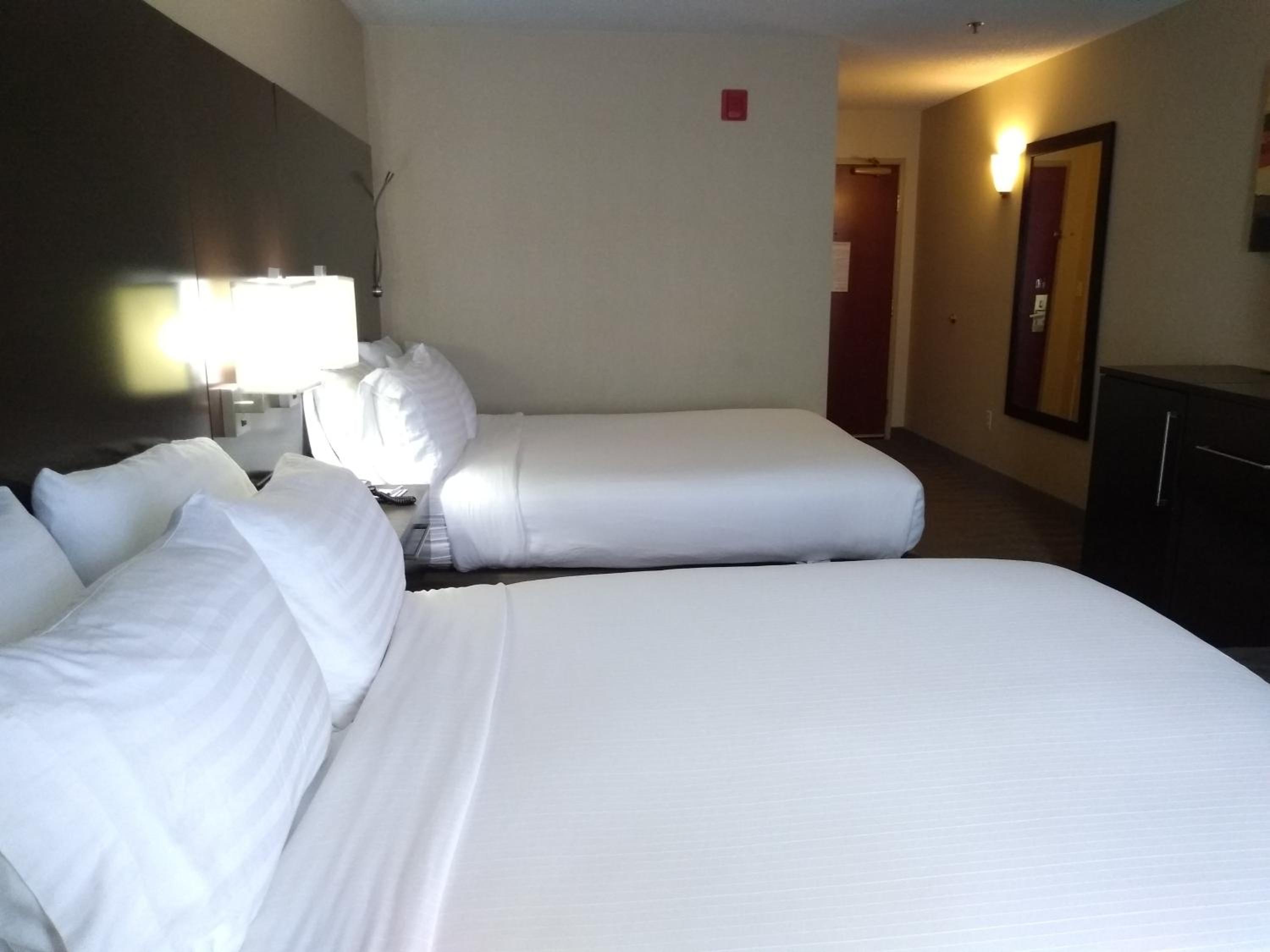 Standard Room with Two Queen Beds - Photo 4