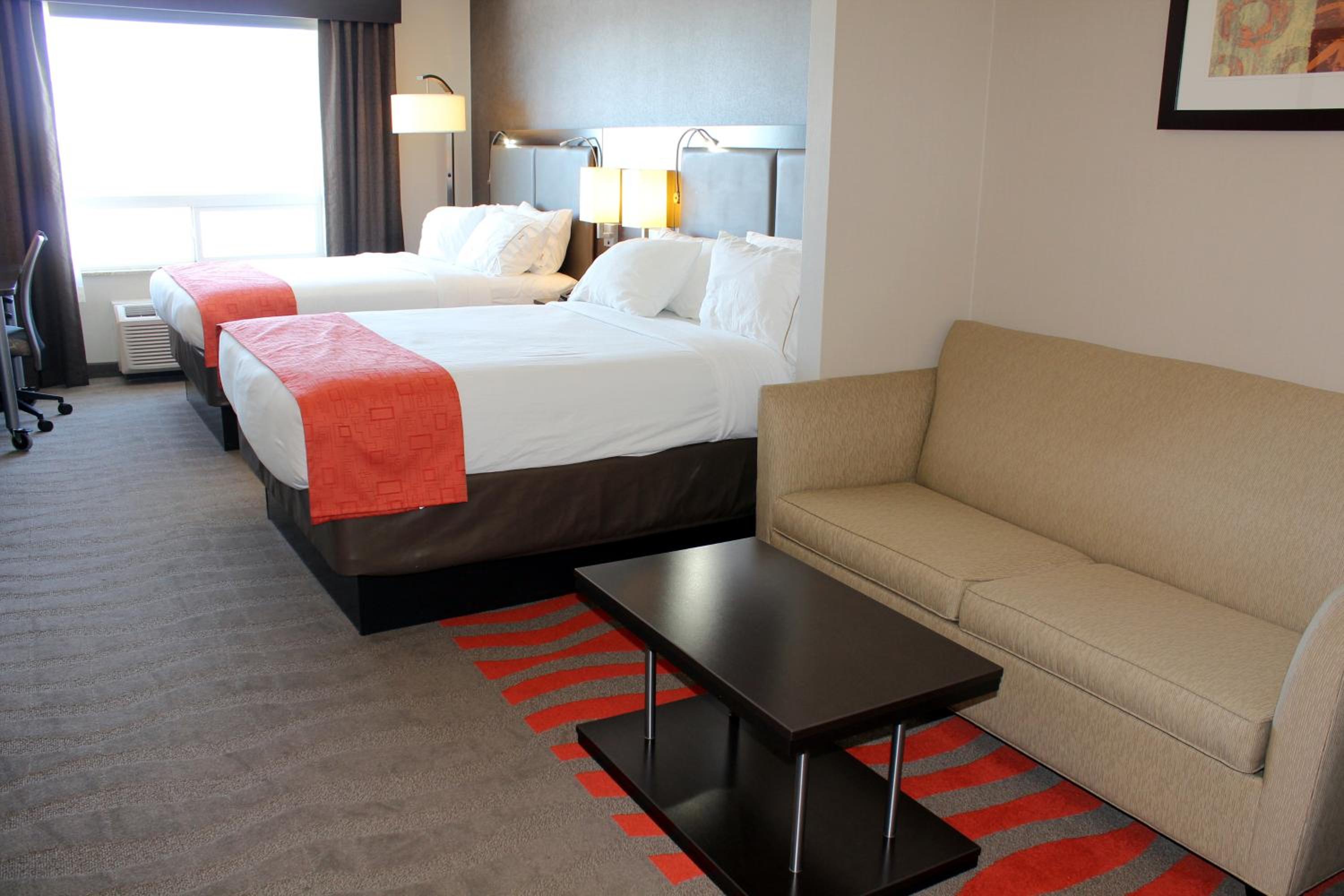 Queen Suite with Two Queen Beds - Non-Smoking - Photo 3