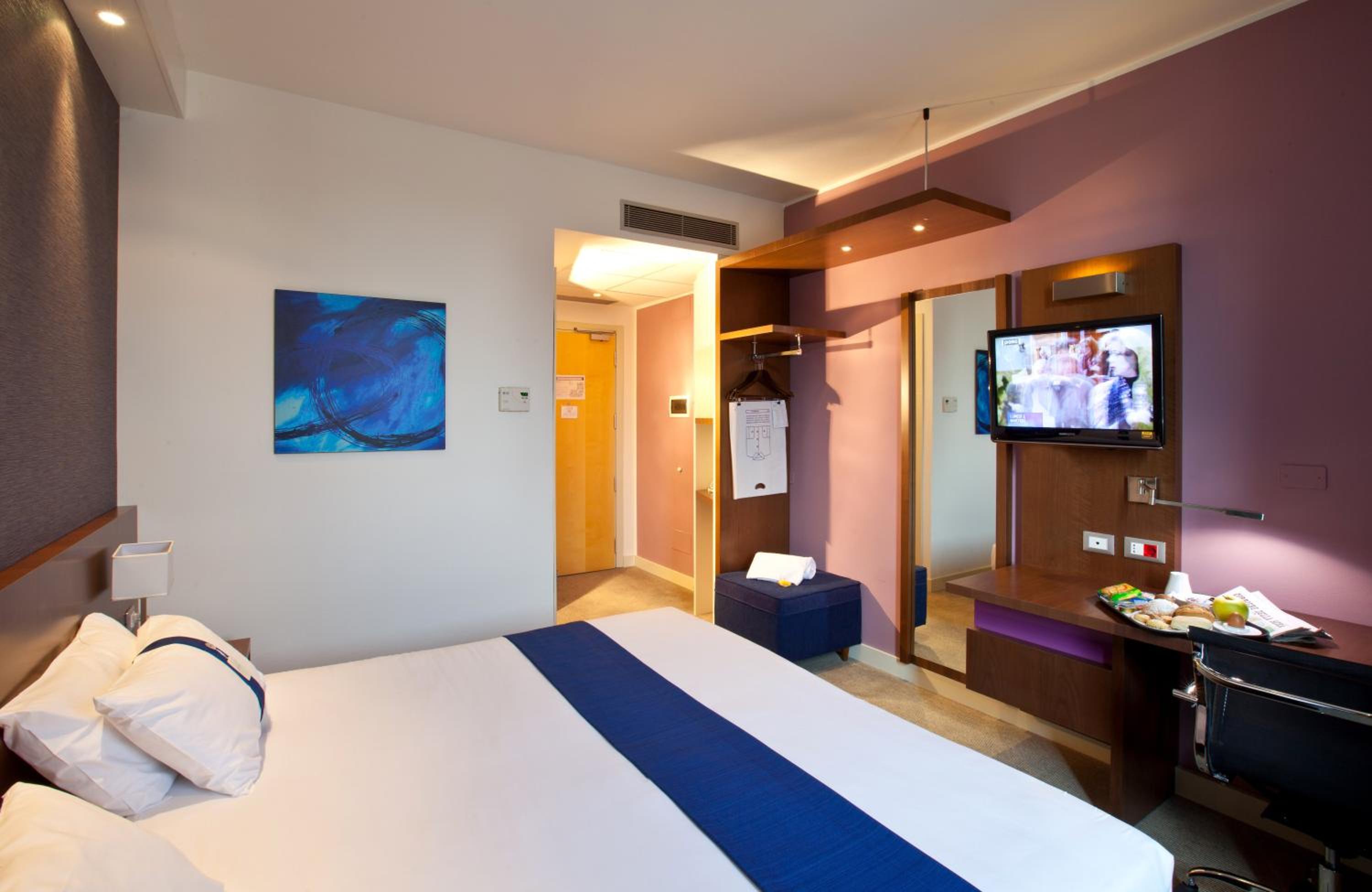 Standard Double Room with Sofa Bed - Smoking - Photo 4
