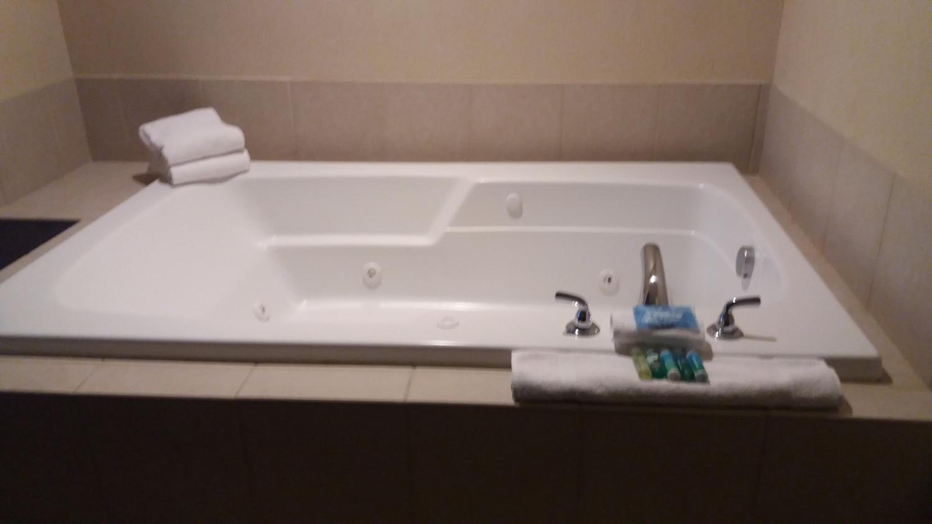 King Room With Jetted Tub photo 3