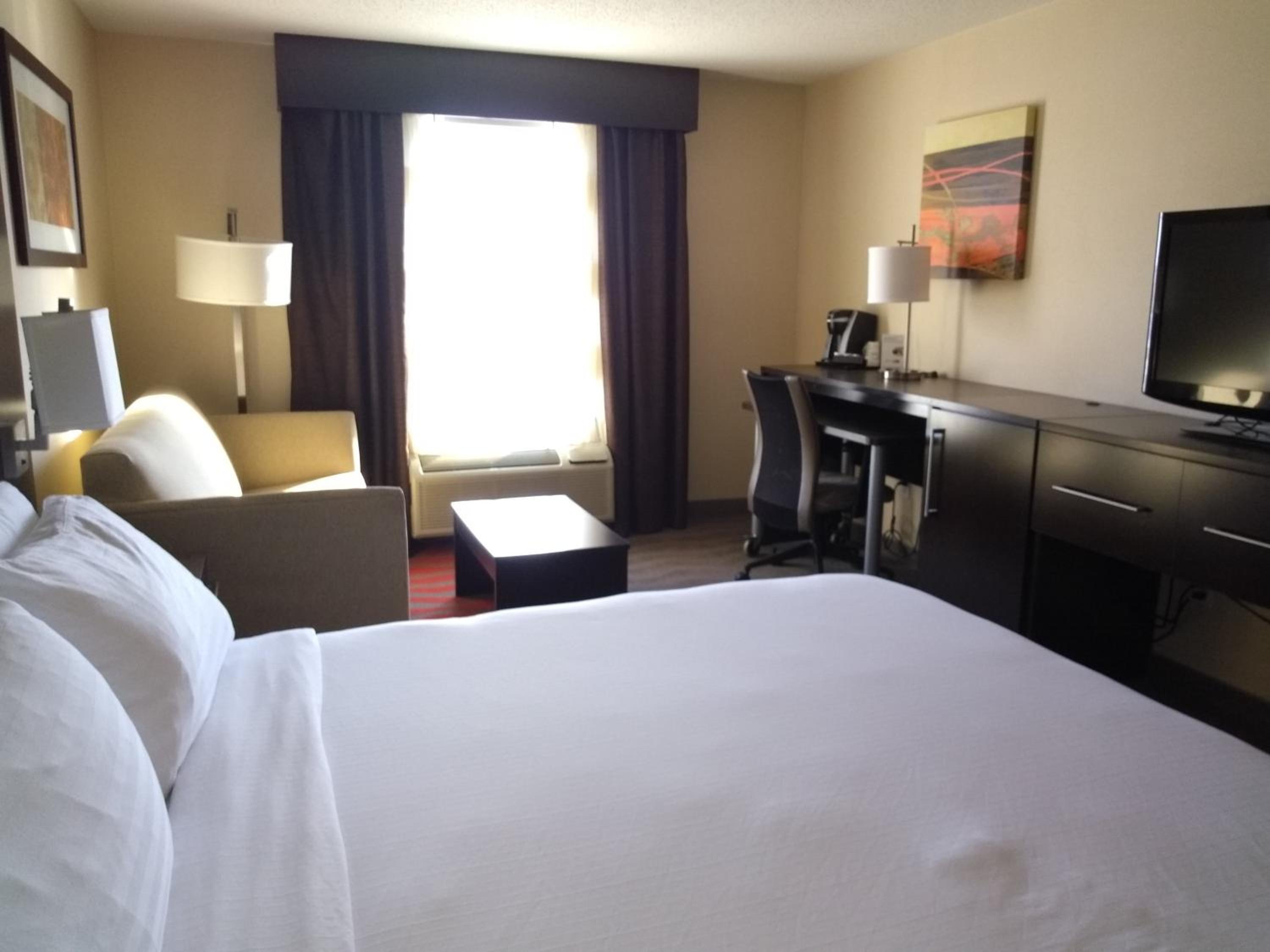 Standard King Room with Sofa Bed - Photo 1