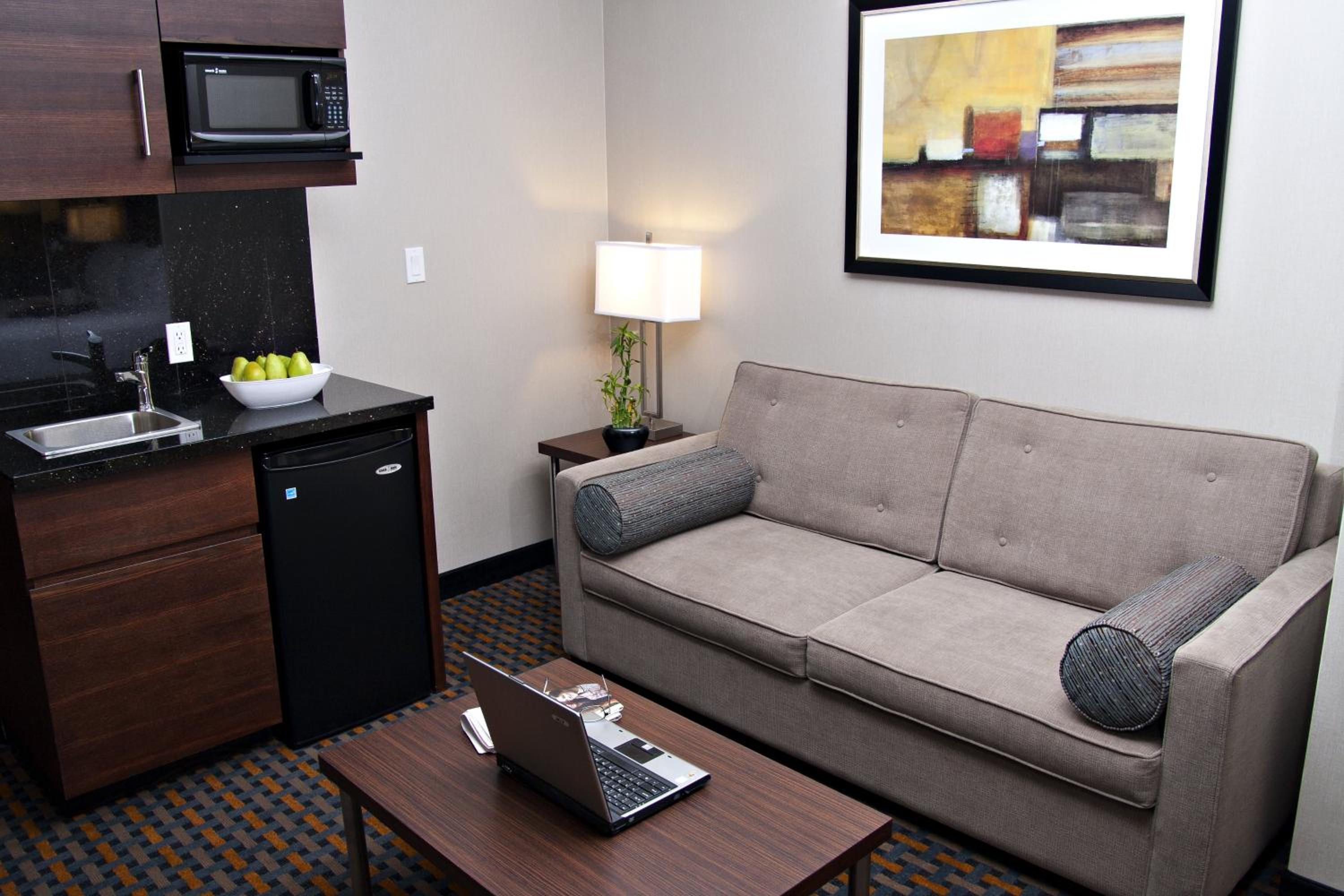 Queen Suite with Two Queen Beds and Sofa Bed photo 3