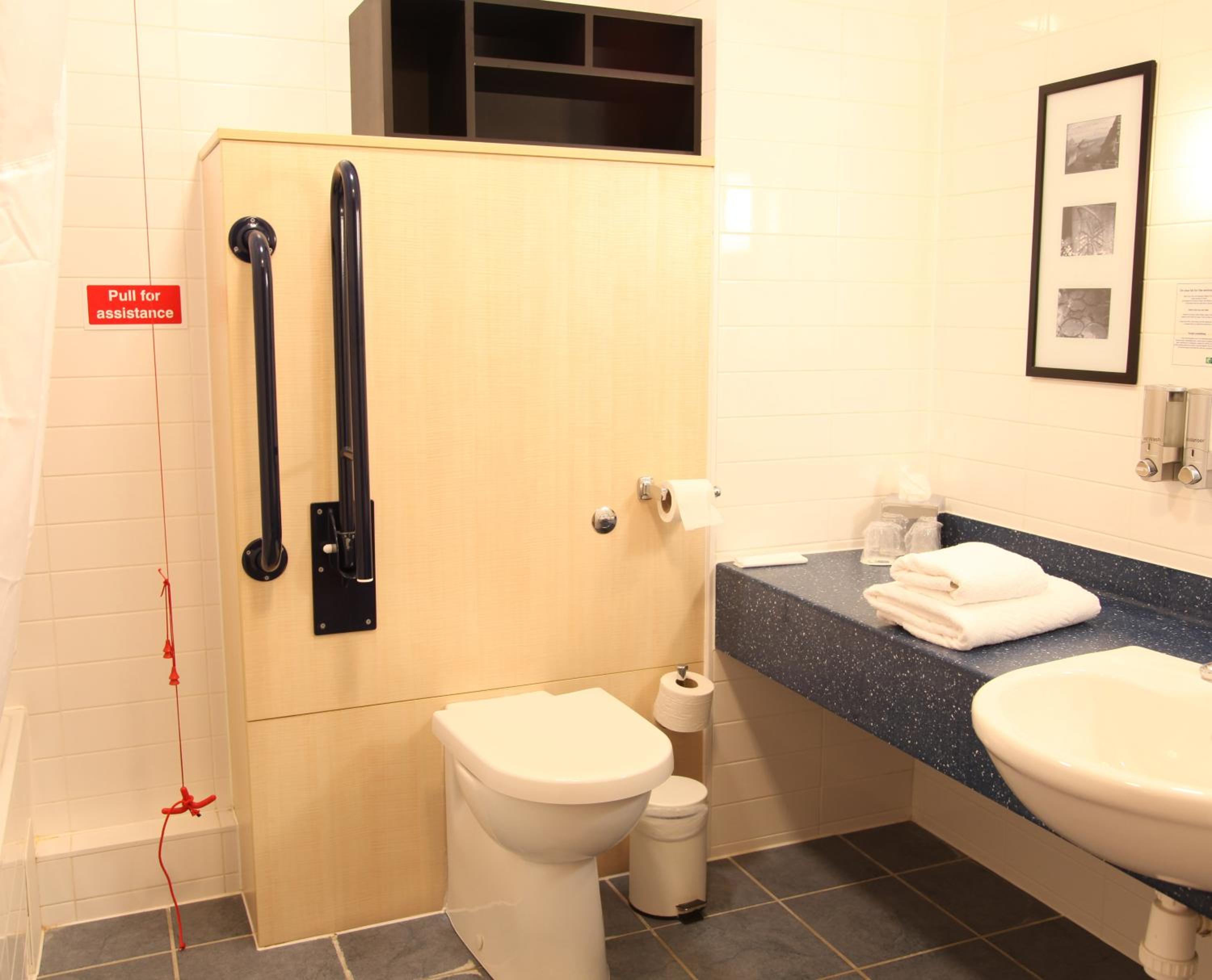 Standard Double Room with Free Hot Breakfast - Accessible - Photo 3