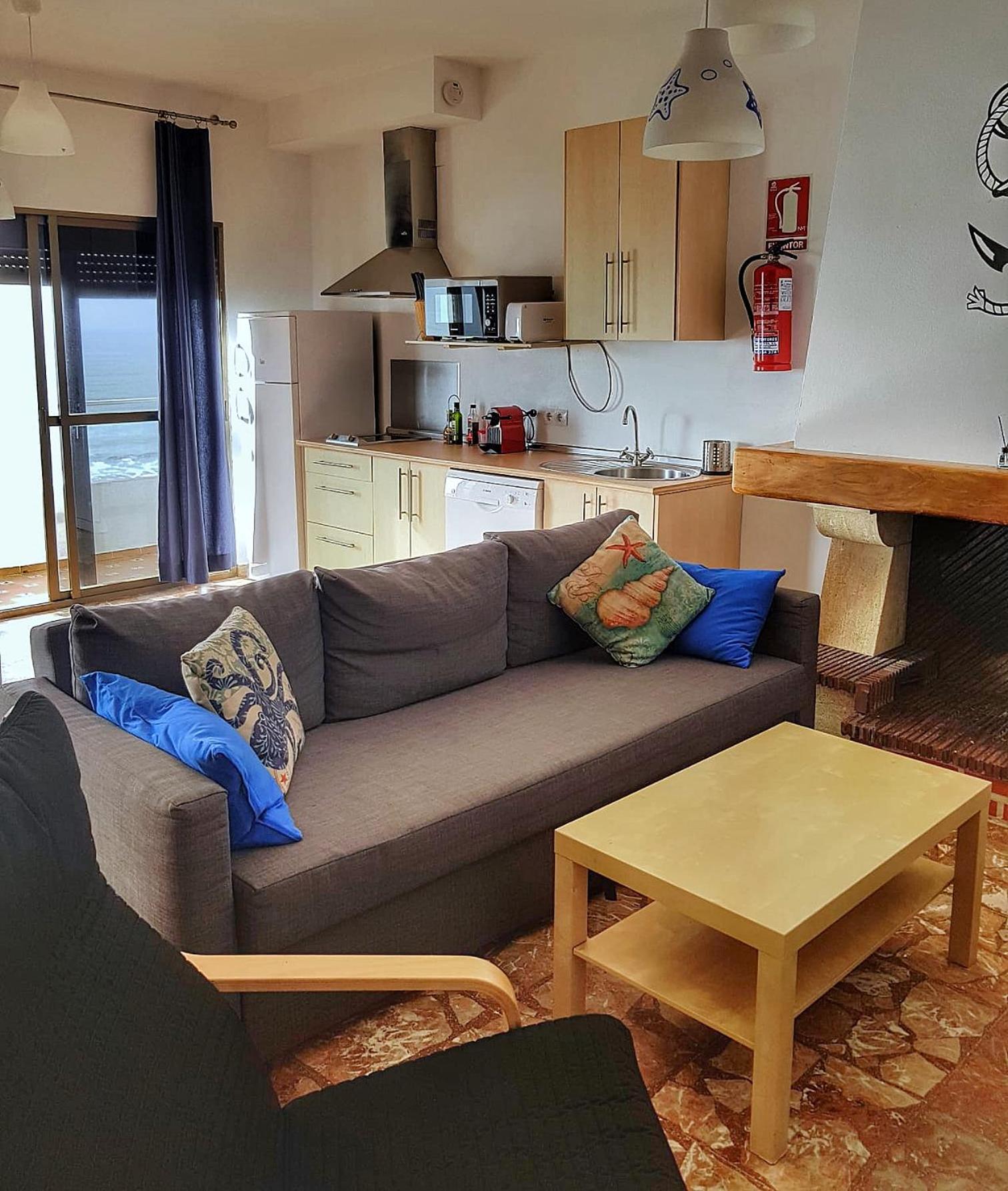 Apartamento con terraza y vista al mar en piso alto con estacionamiento.
