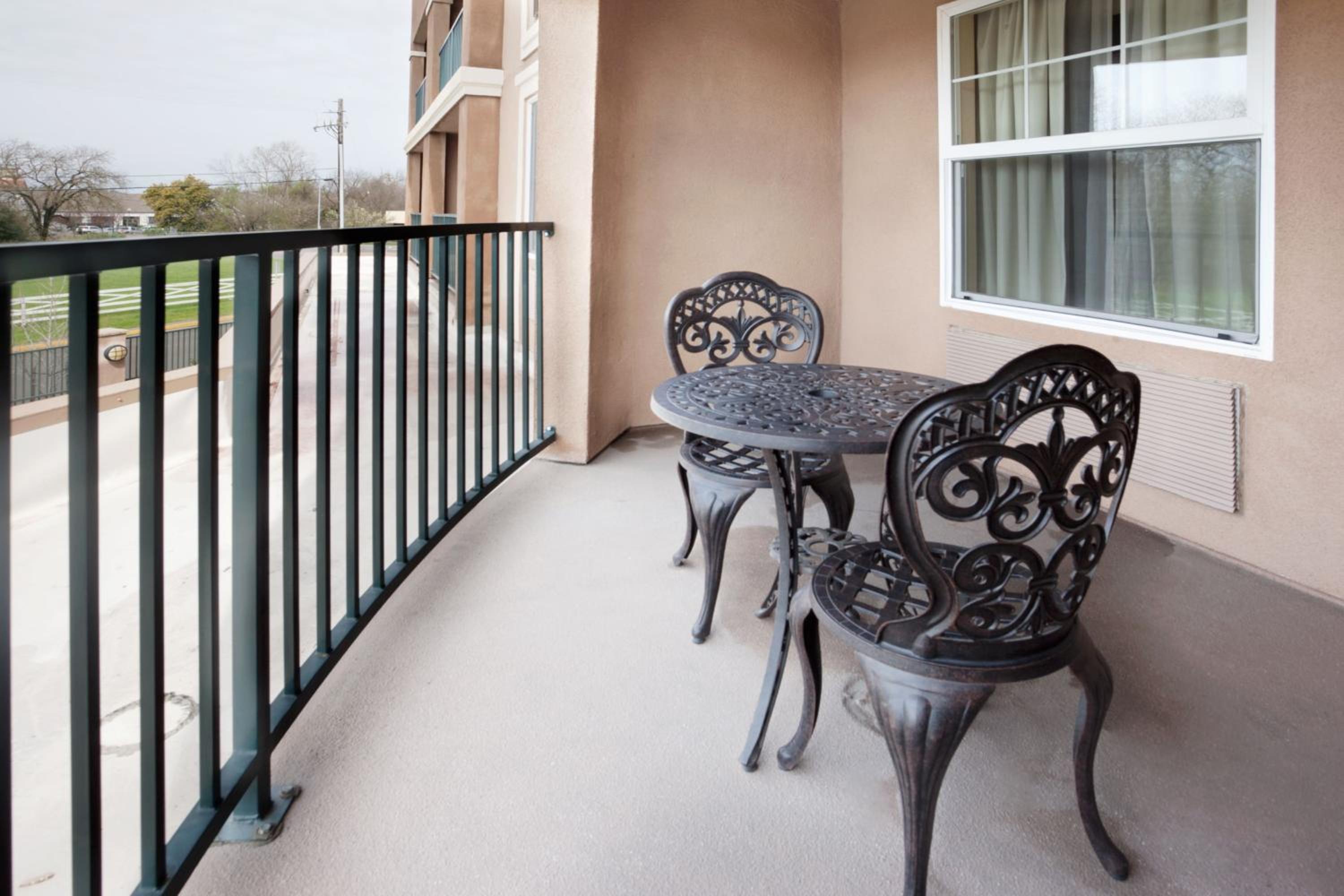 Standard King Room with Balcony - Photo 2