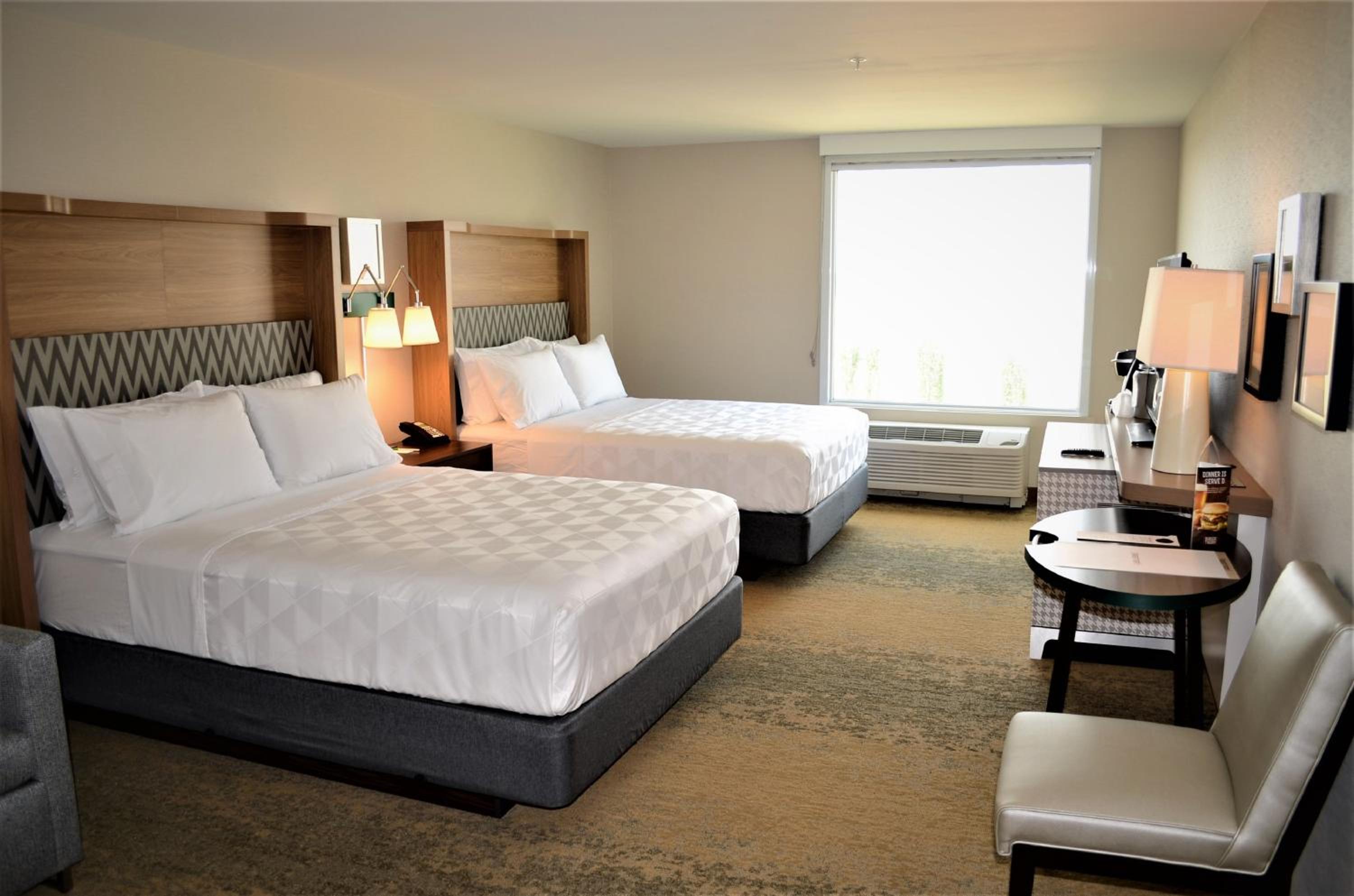 Premium Queen Room with Two Queen Beds - Photo 8