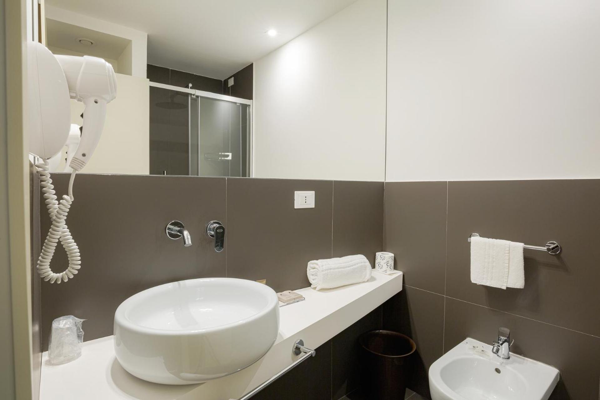 Standard Double Room - Photo 10