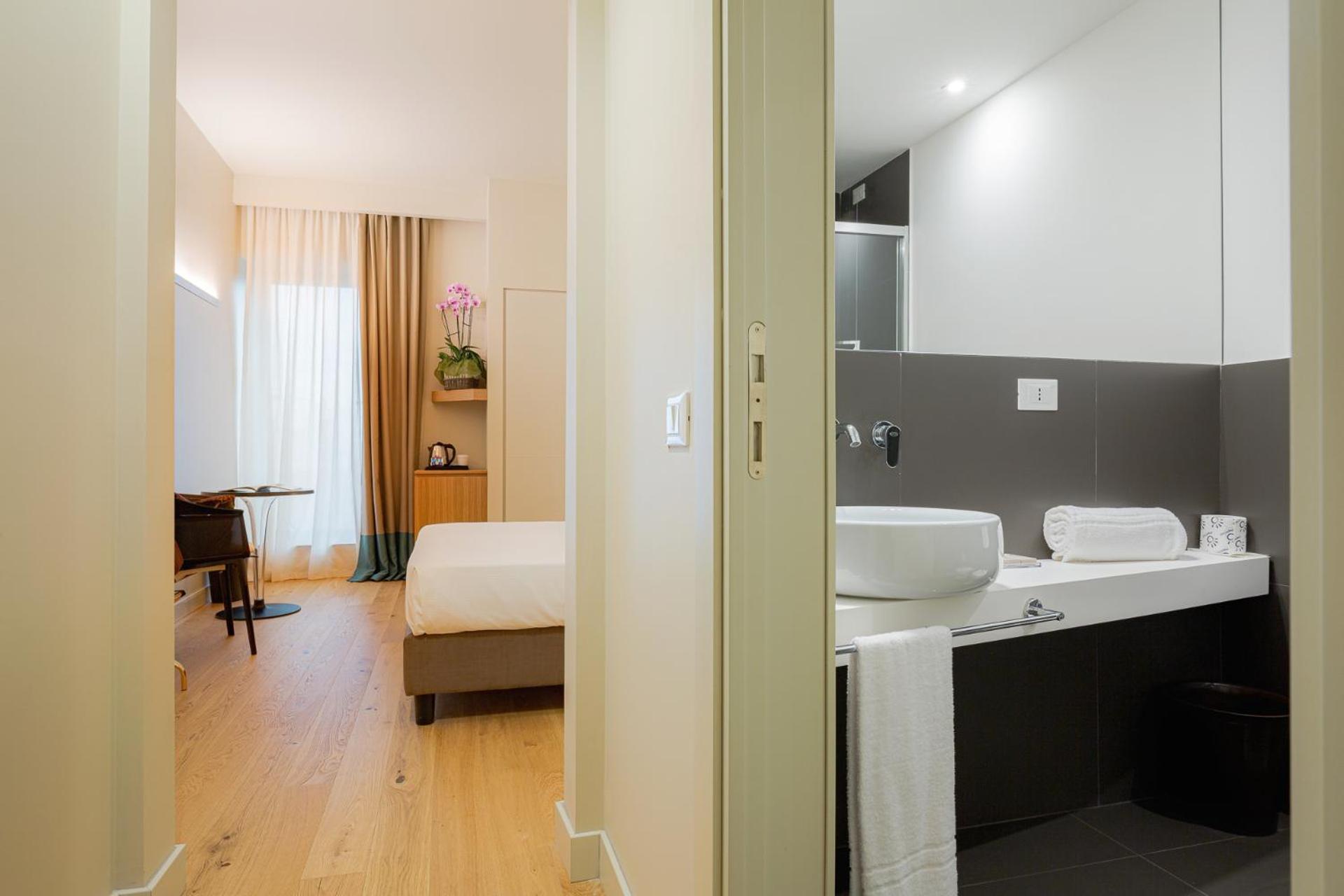 Standard Double Room - Photo 9