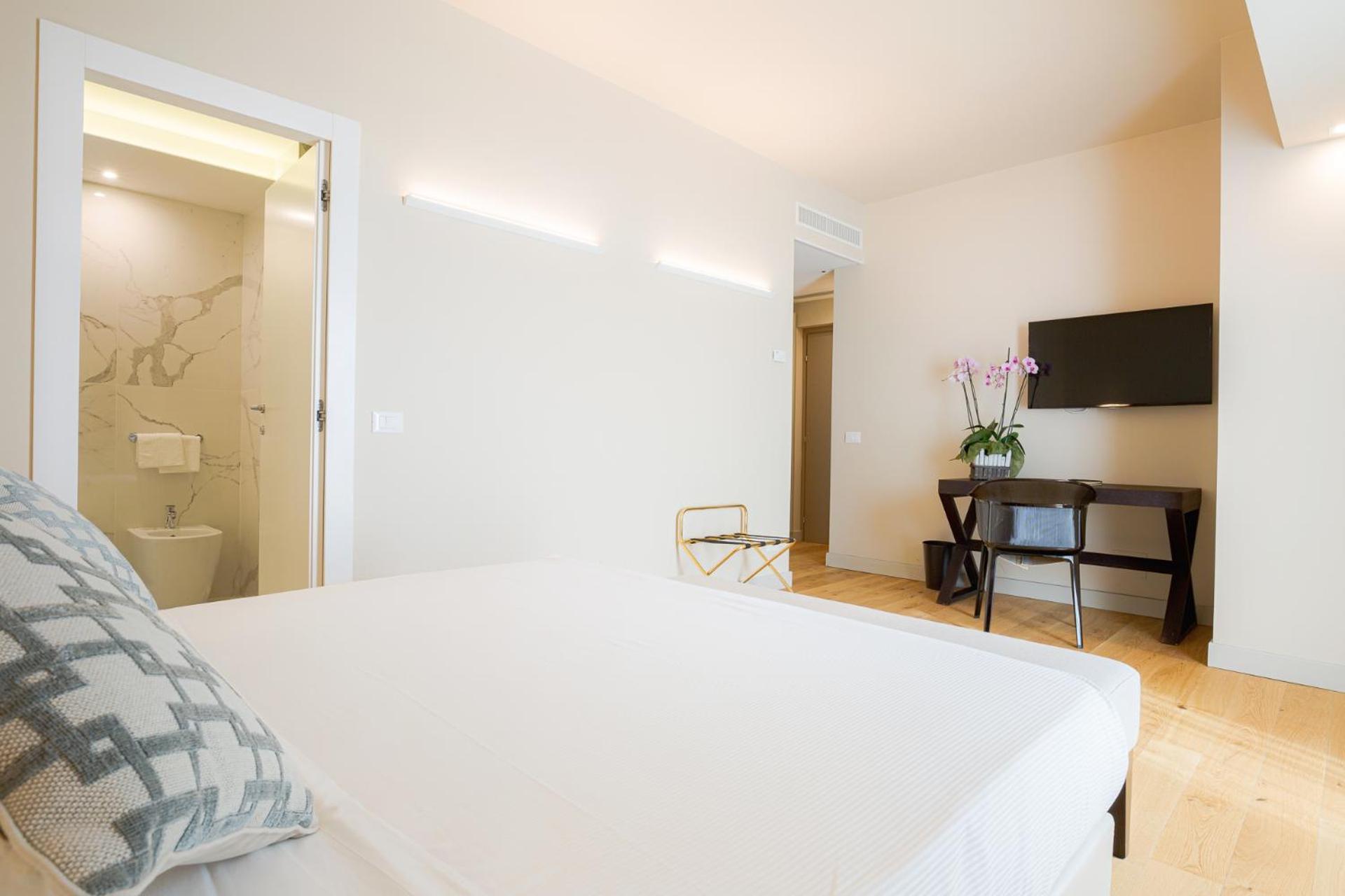 Standard Twin Room thumbnail 5