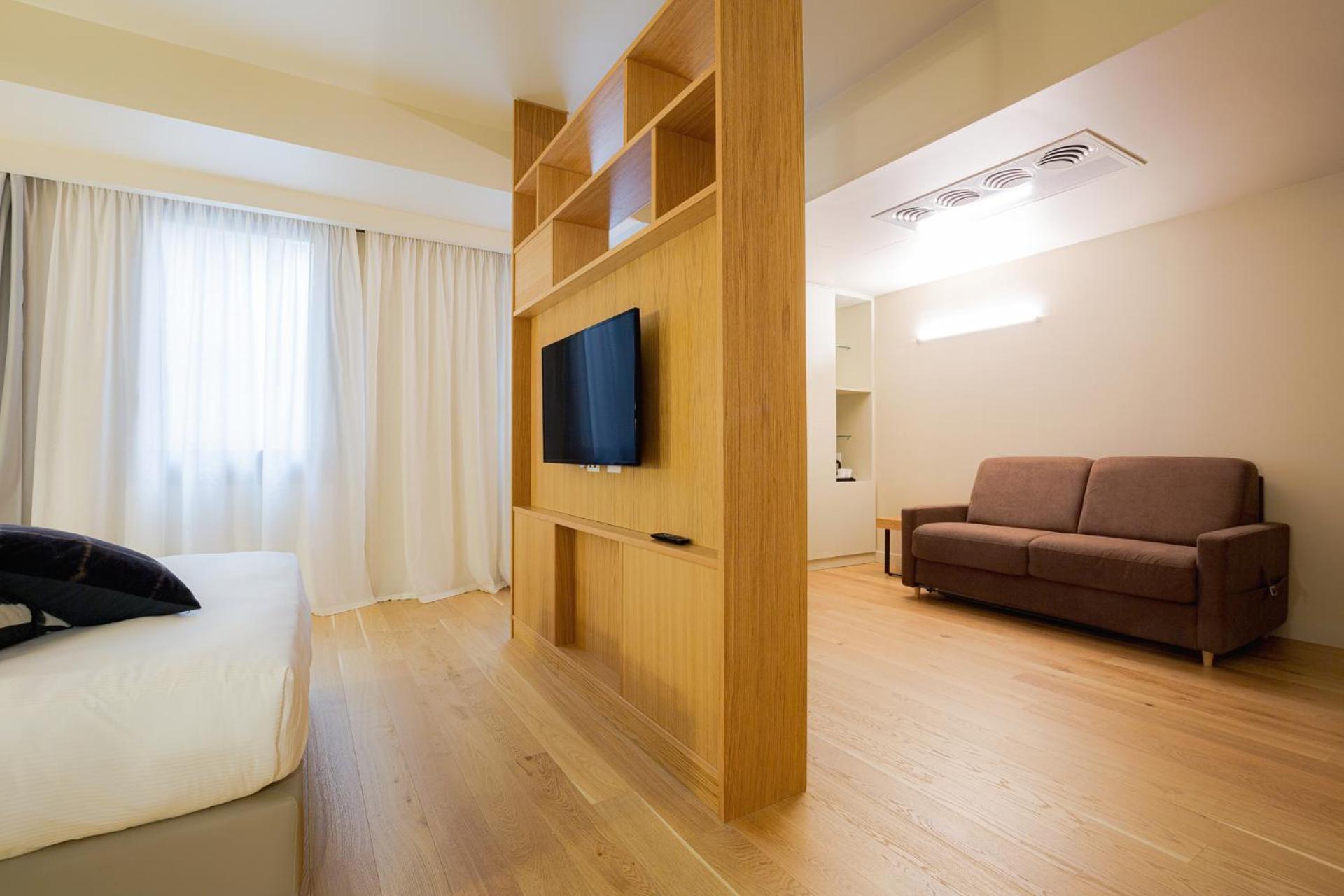 Family Room thumbnail 5