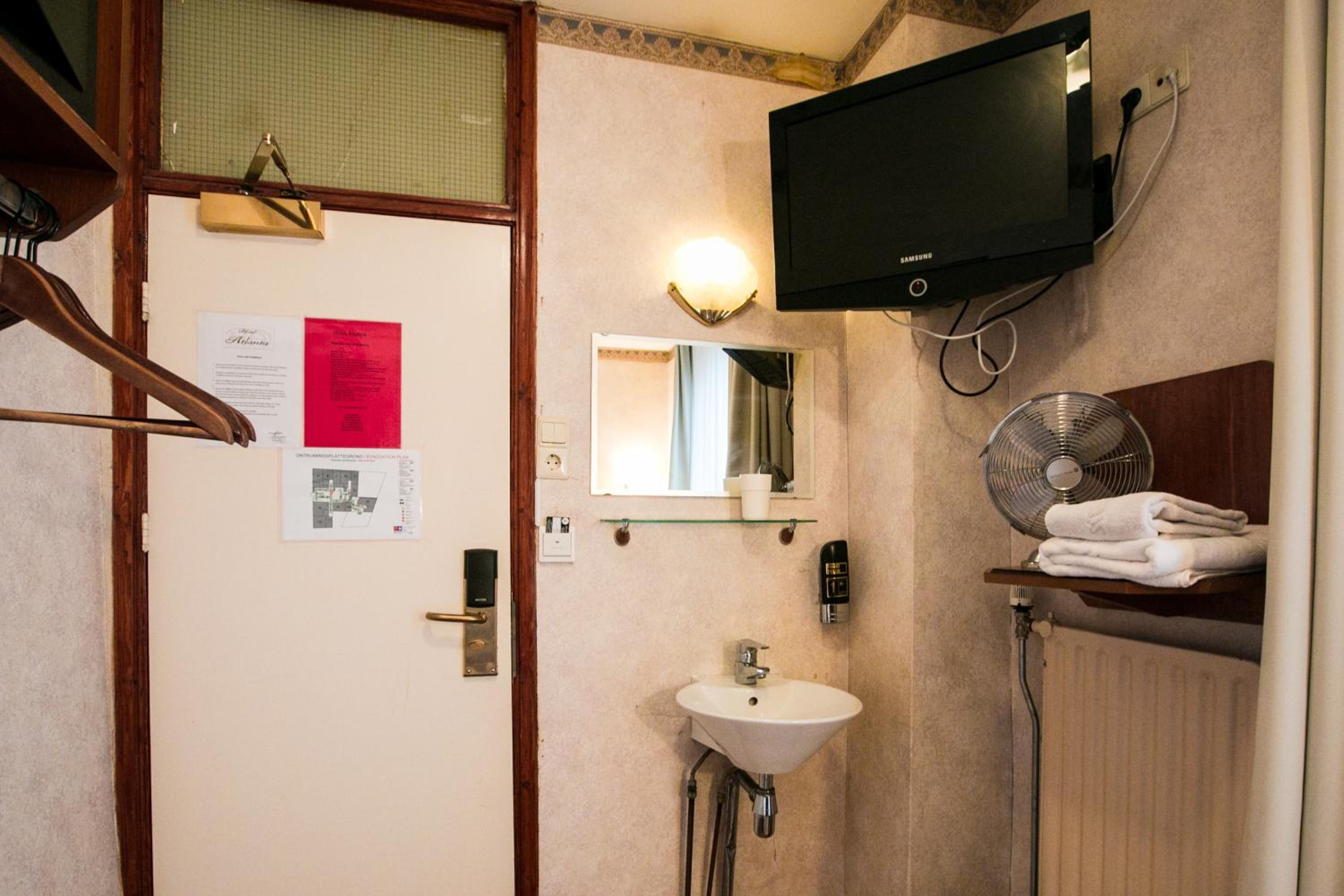 Single Room with Shared Shower and Toilet photo 3