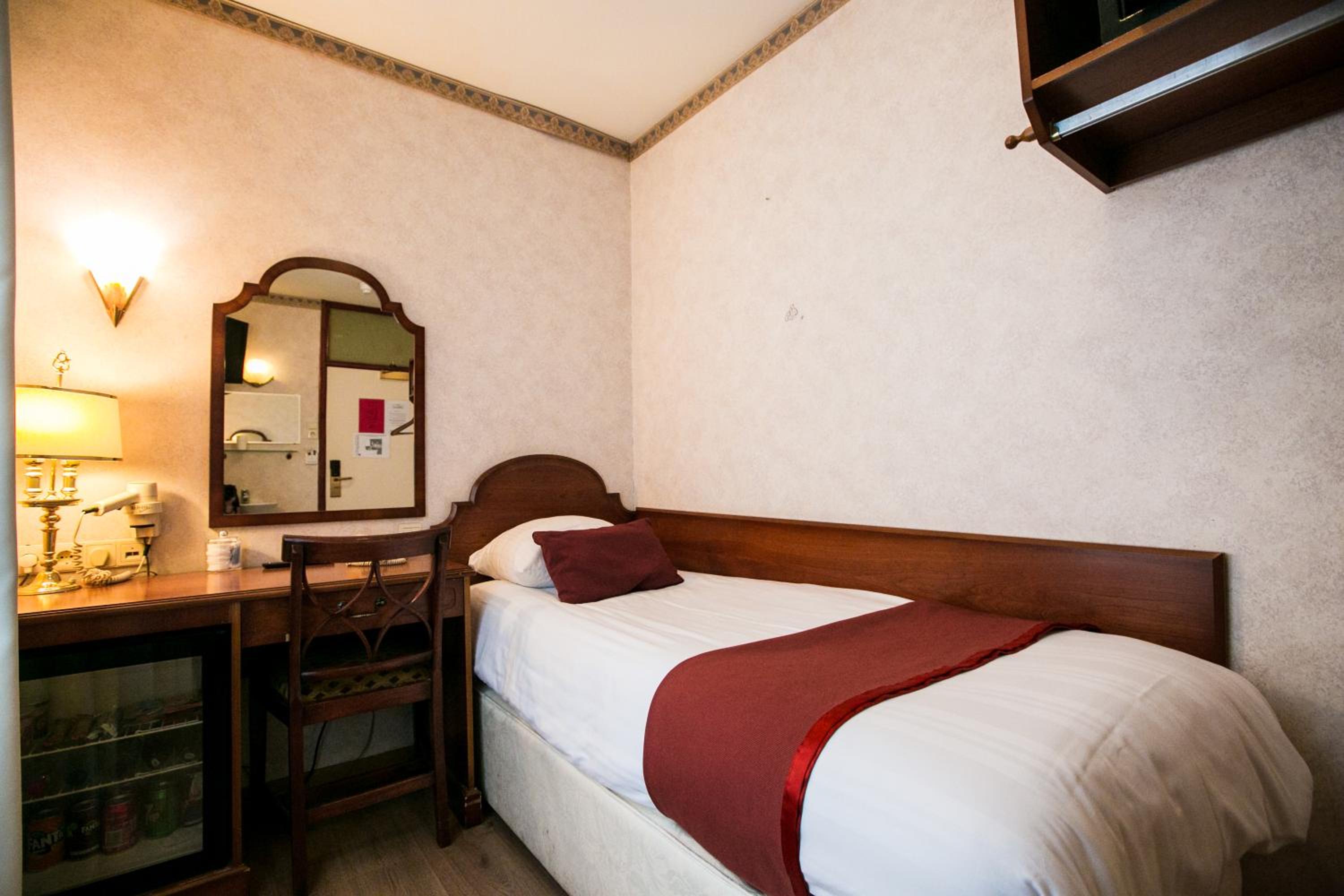 Single Room with Shared Shower and Toilet photo 2