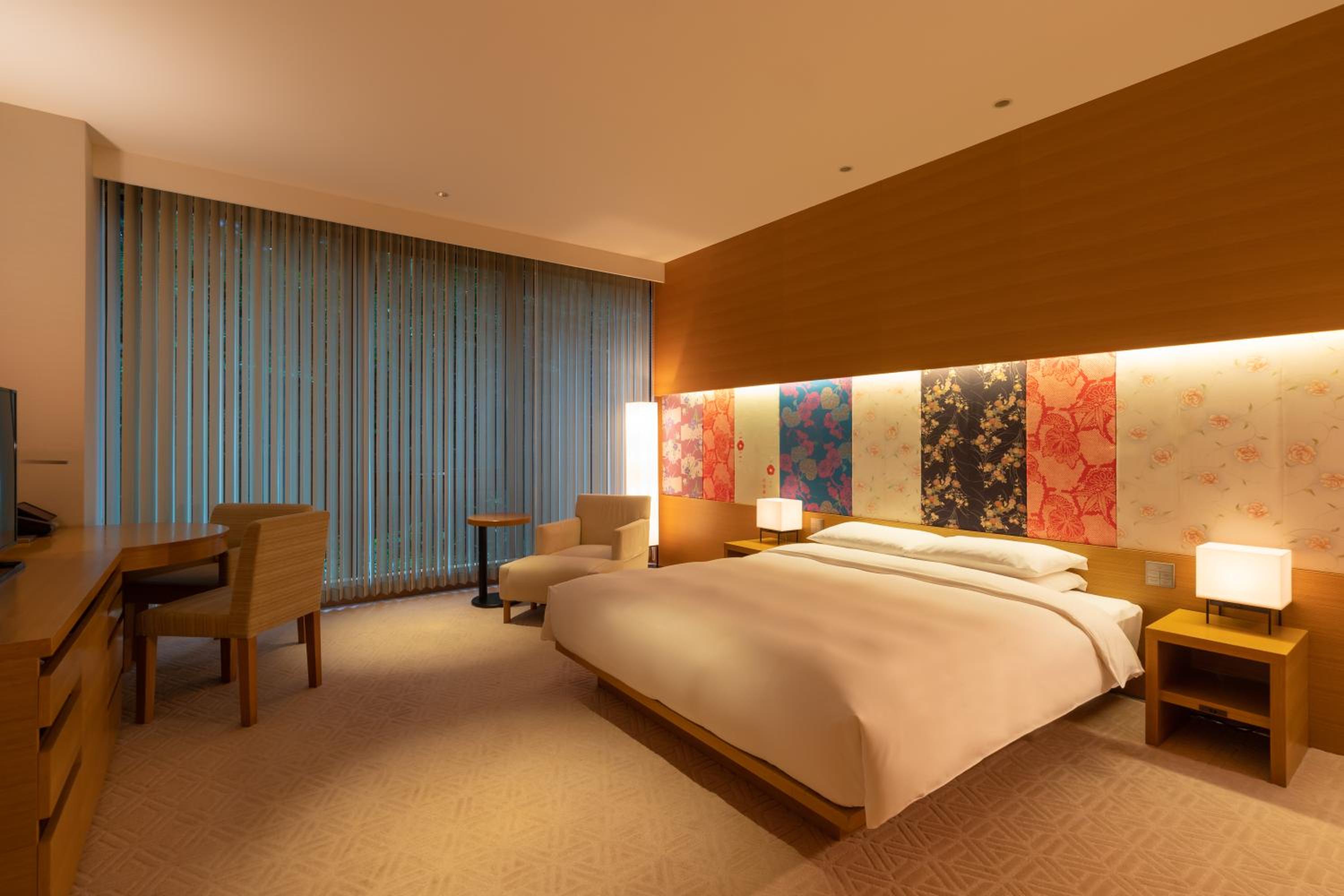 Deluxe King Room - Photo 3