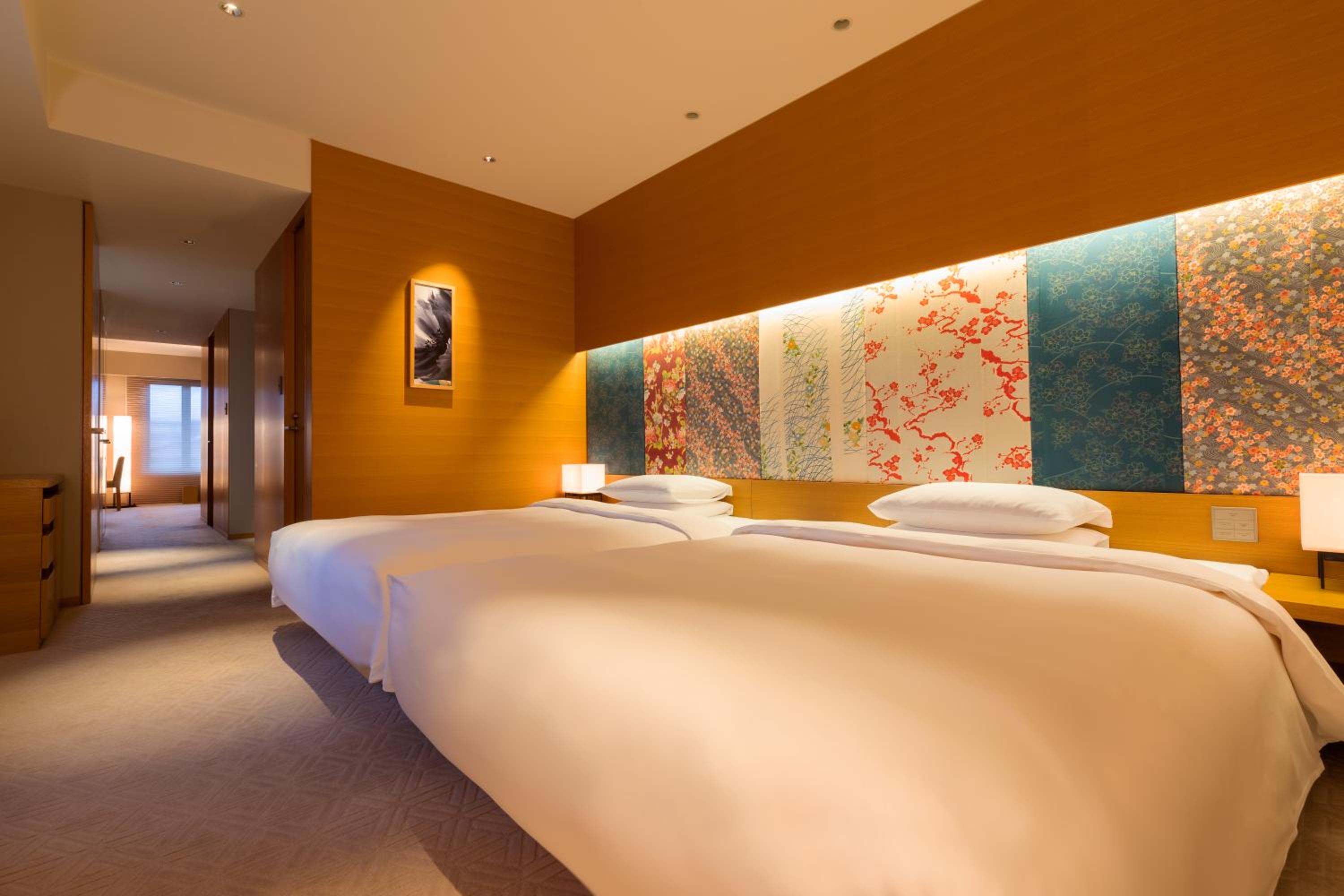 Deluxe Corner Room with Two Queen Beds photo 2