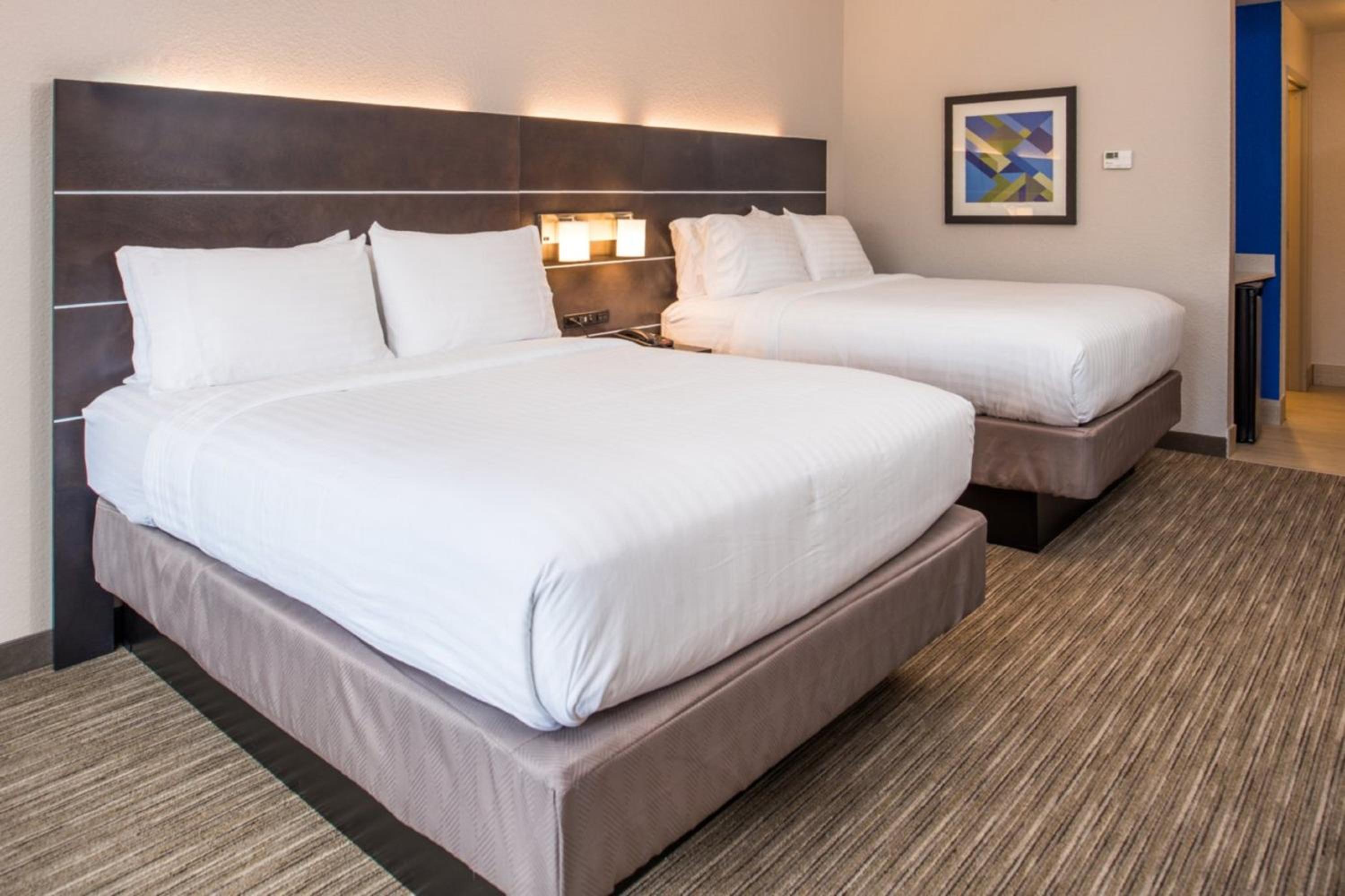 Standard Room with Two Queen Beds photo 2