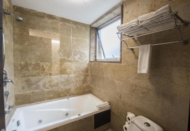 Suite with Balcony - Photo 6
