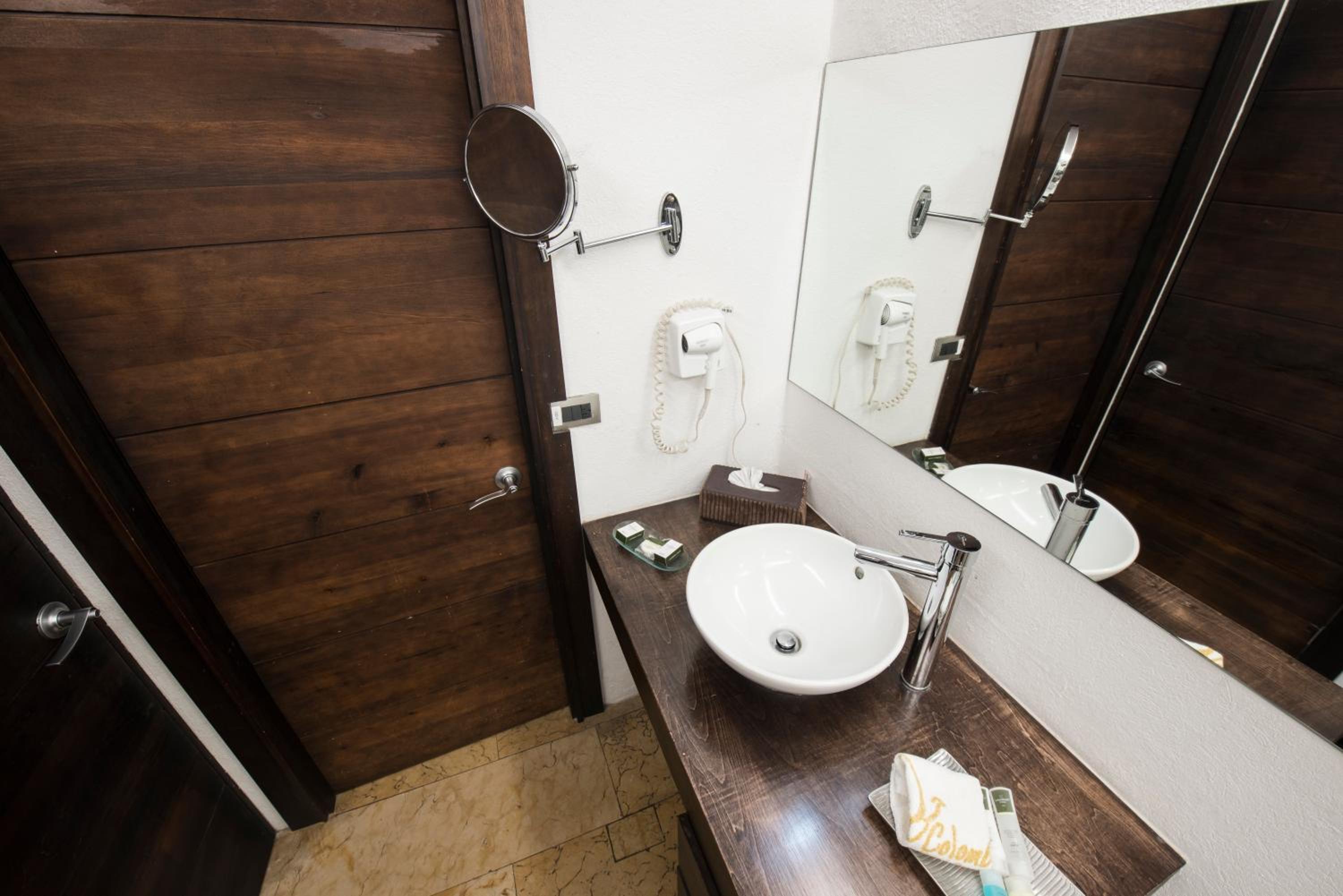 Suite with Balcony - Photo 4