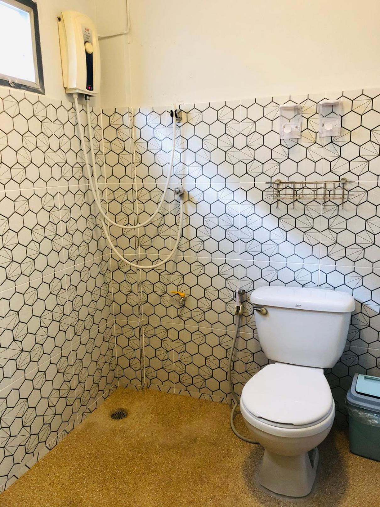 Double Room with Private Bathroom - Photo 2
