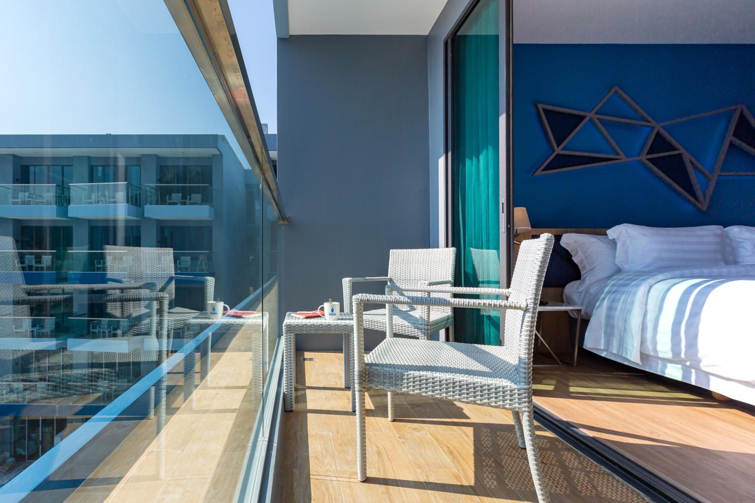 Premier King Room with Pool View - Photo 4