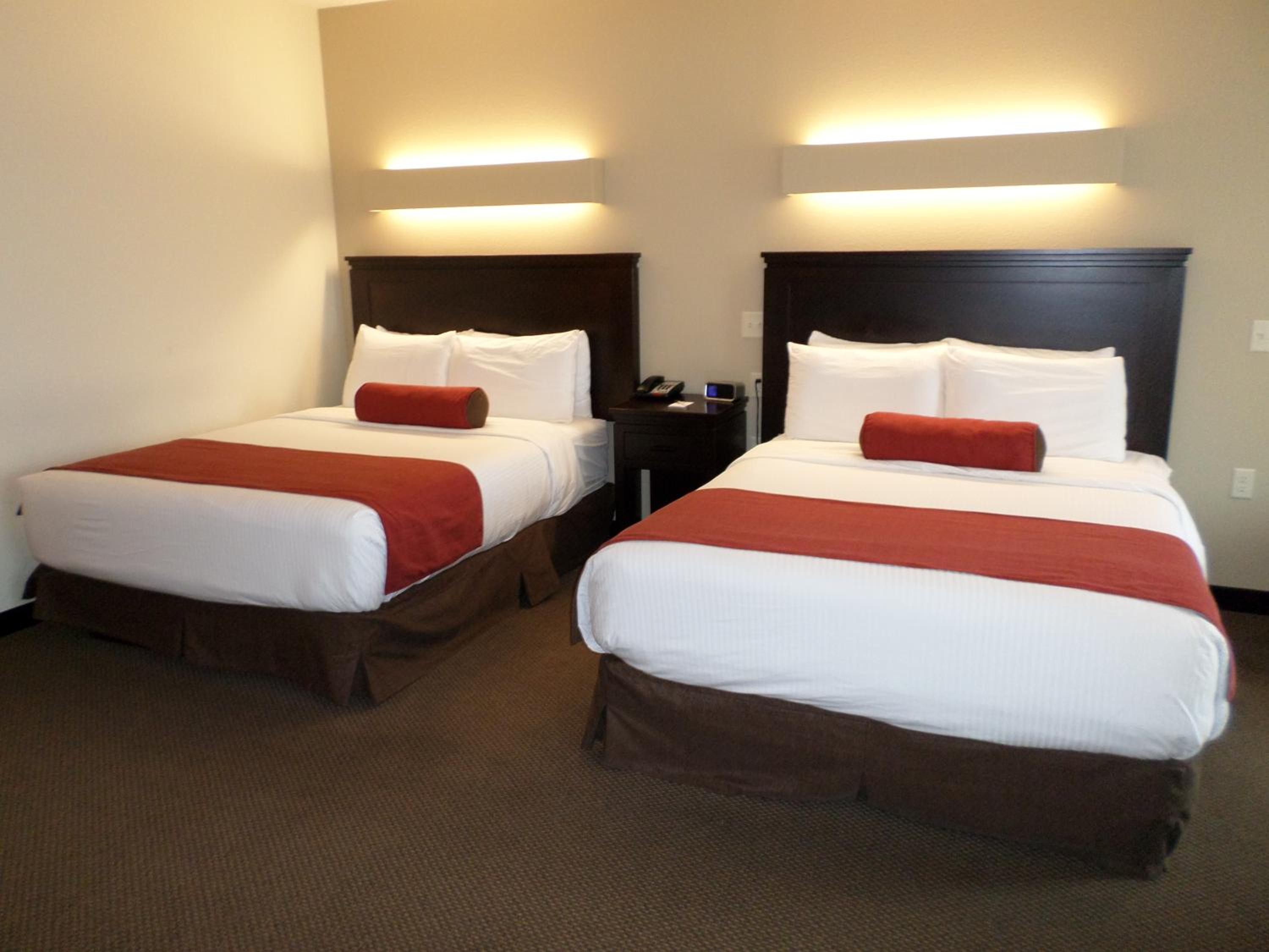 Queen Room with Two Queen Beds - Photo 3