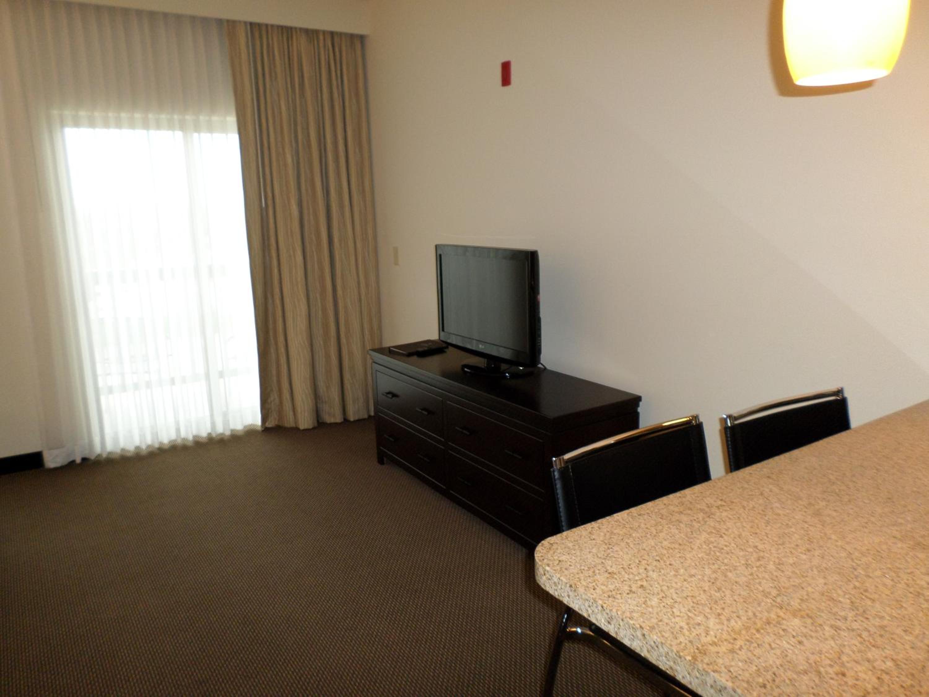 Queen Room with Two Queen Beds - Photo 4