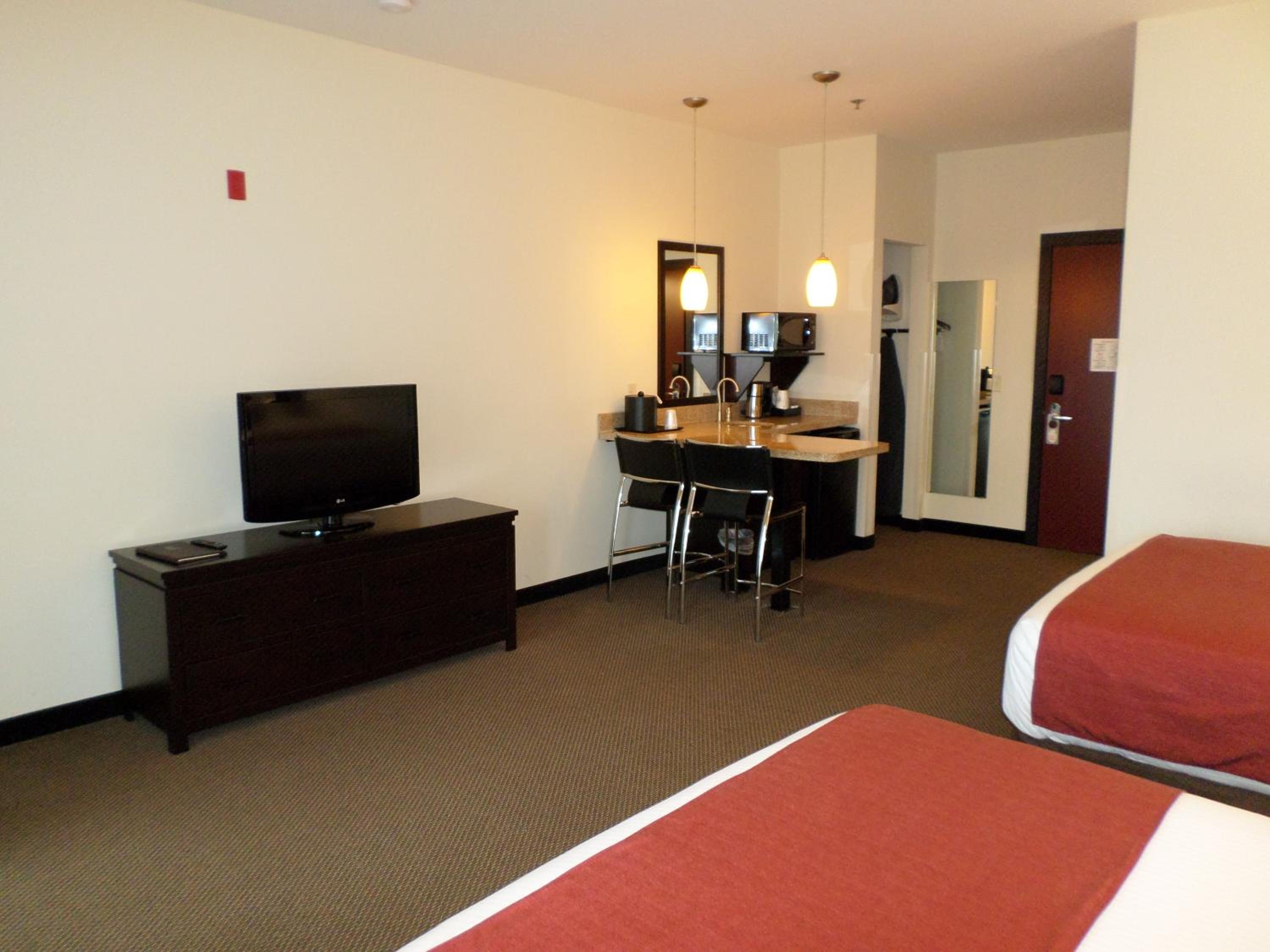Queen Room with Two Queen Beds - Photo 2