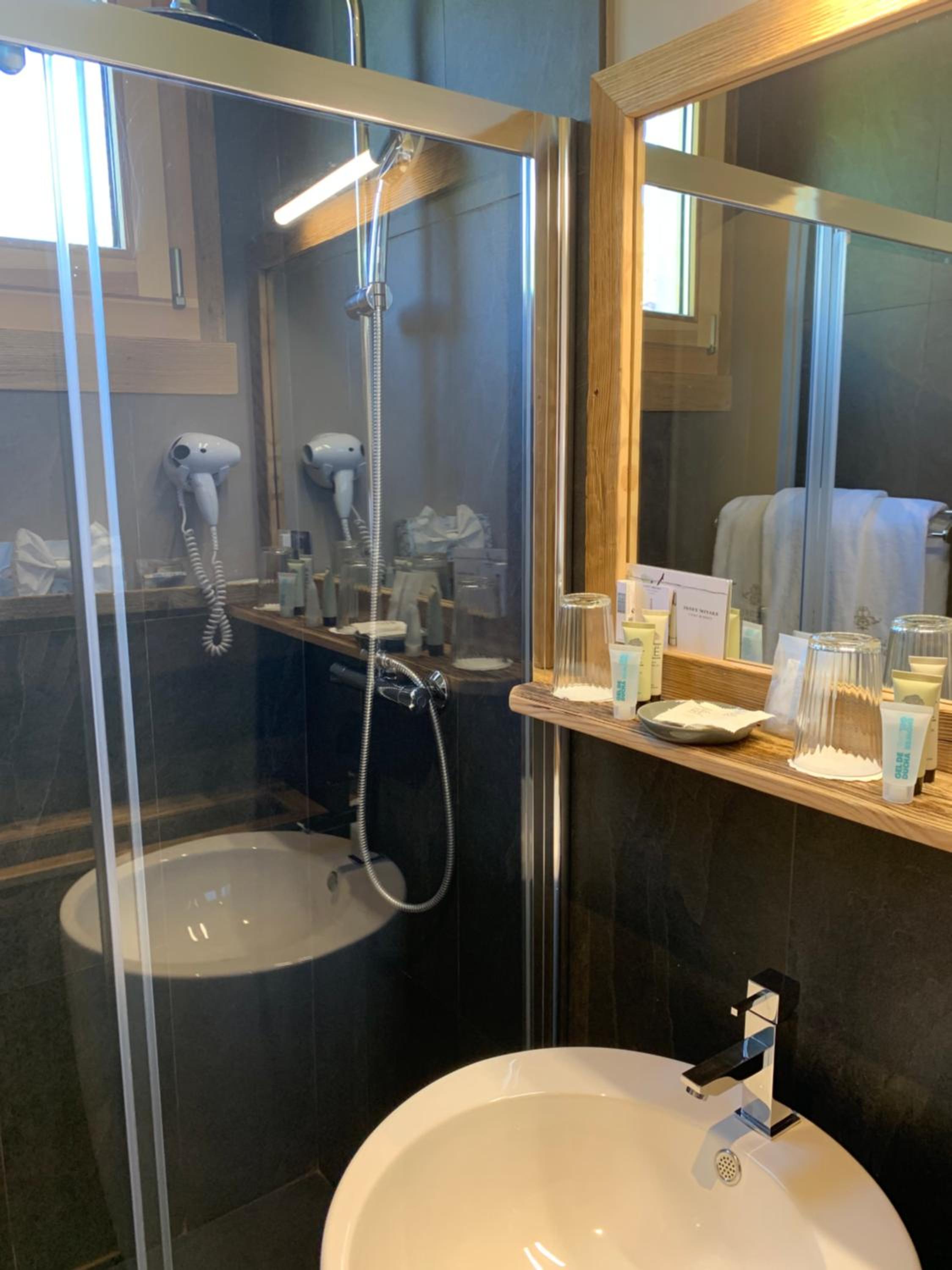 Standard Double or Twin Room - Photo 12