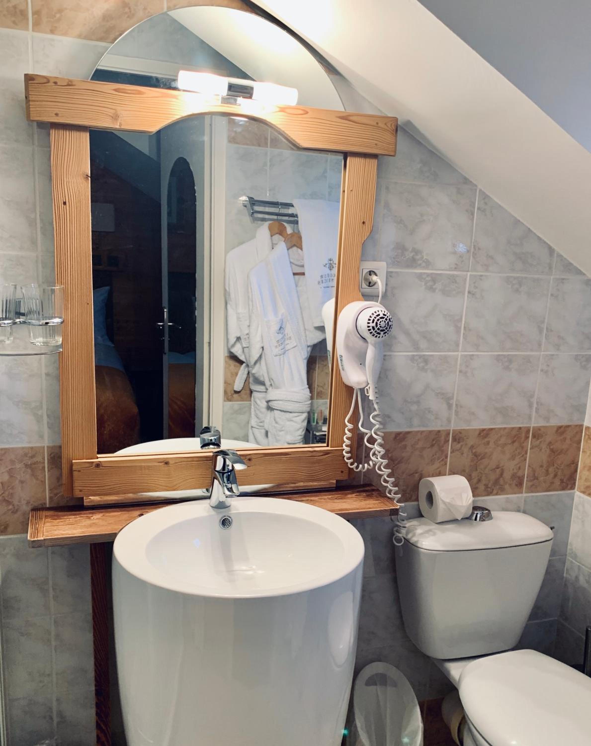 Standard Double or Twin Room - Photo 14