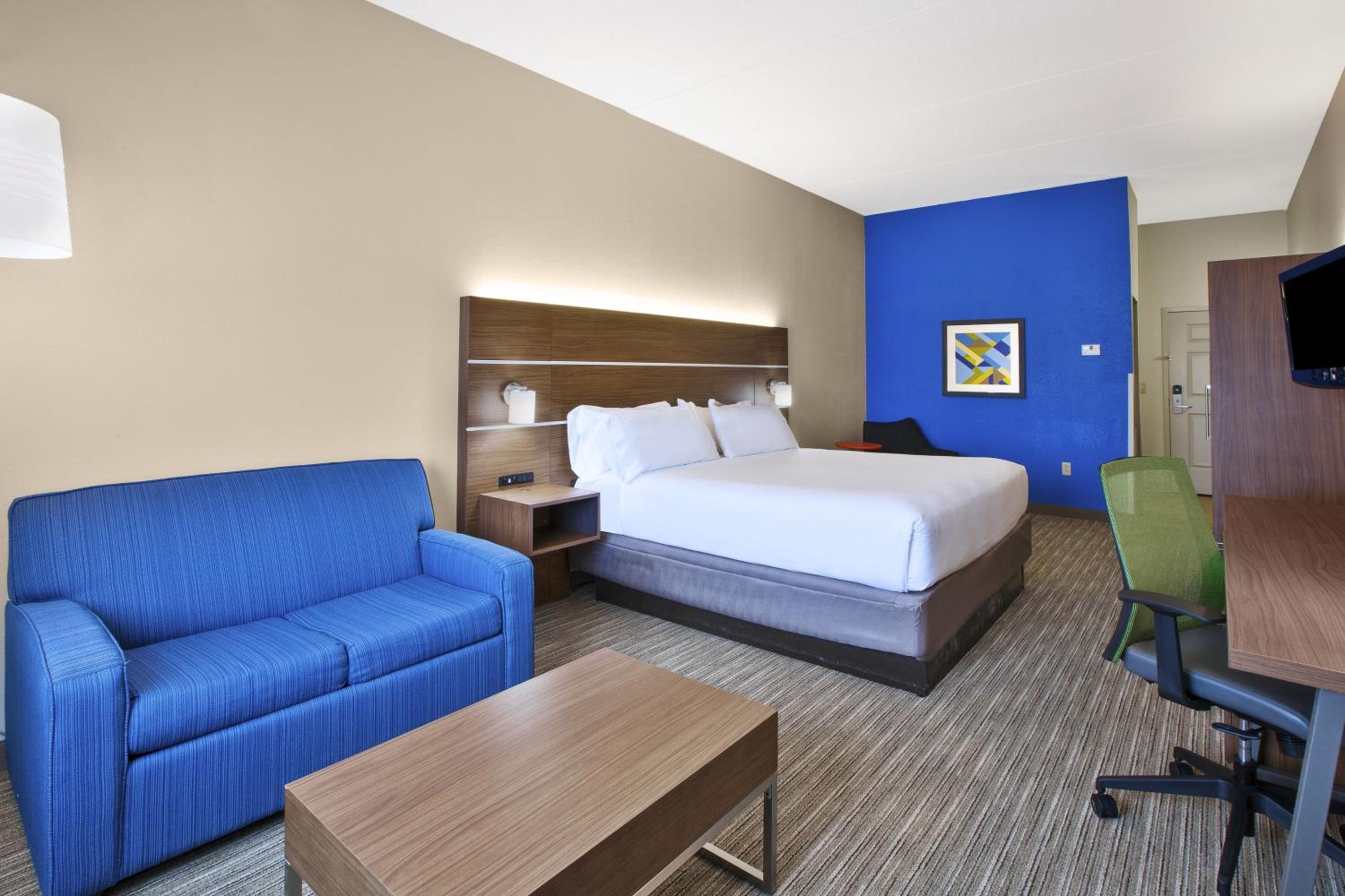 One-Bedroom King Suite - Photo 2