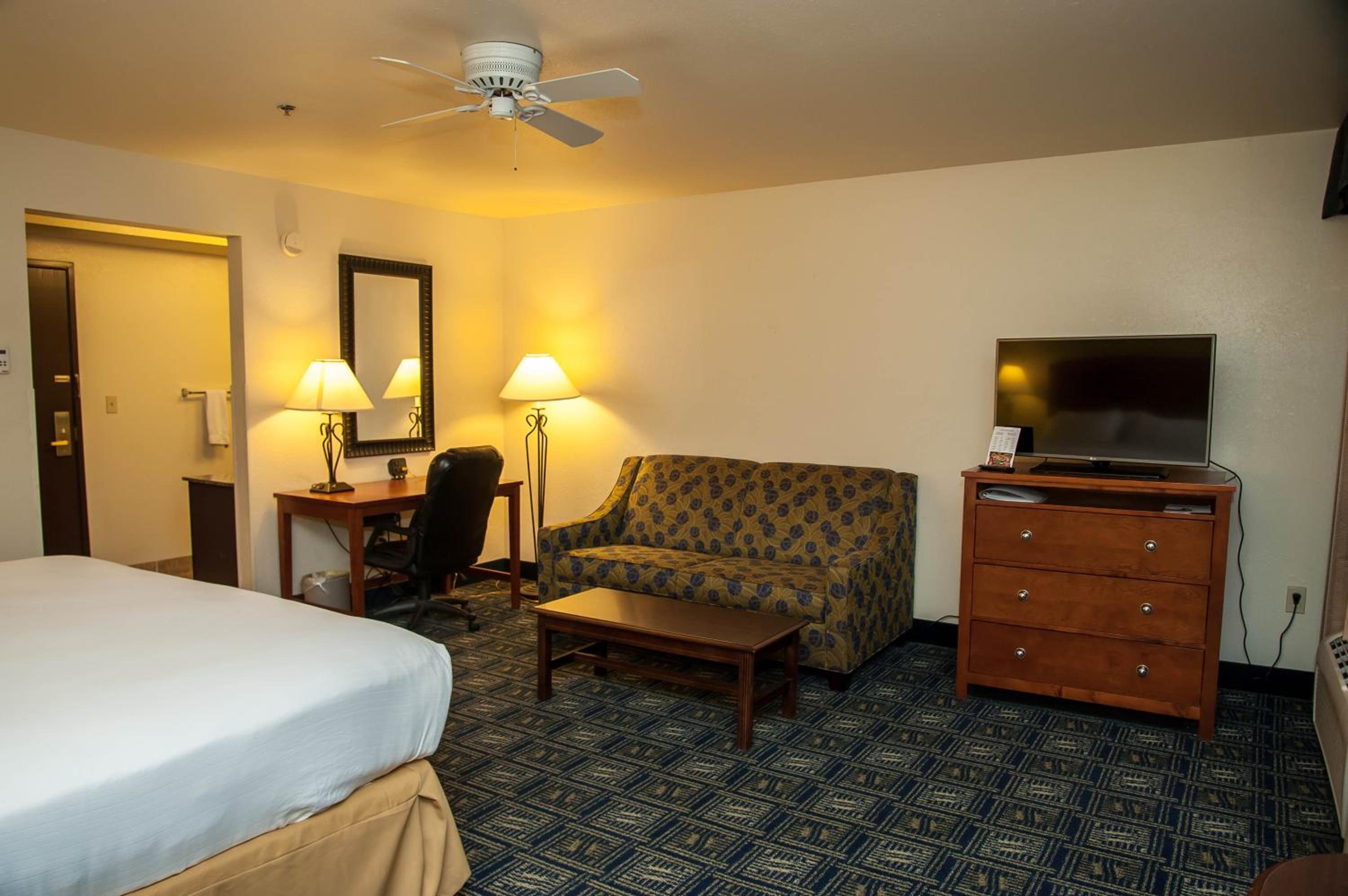 Standard King Room with Sofa Bed - Photo 4