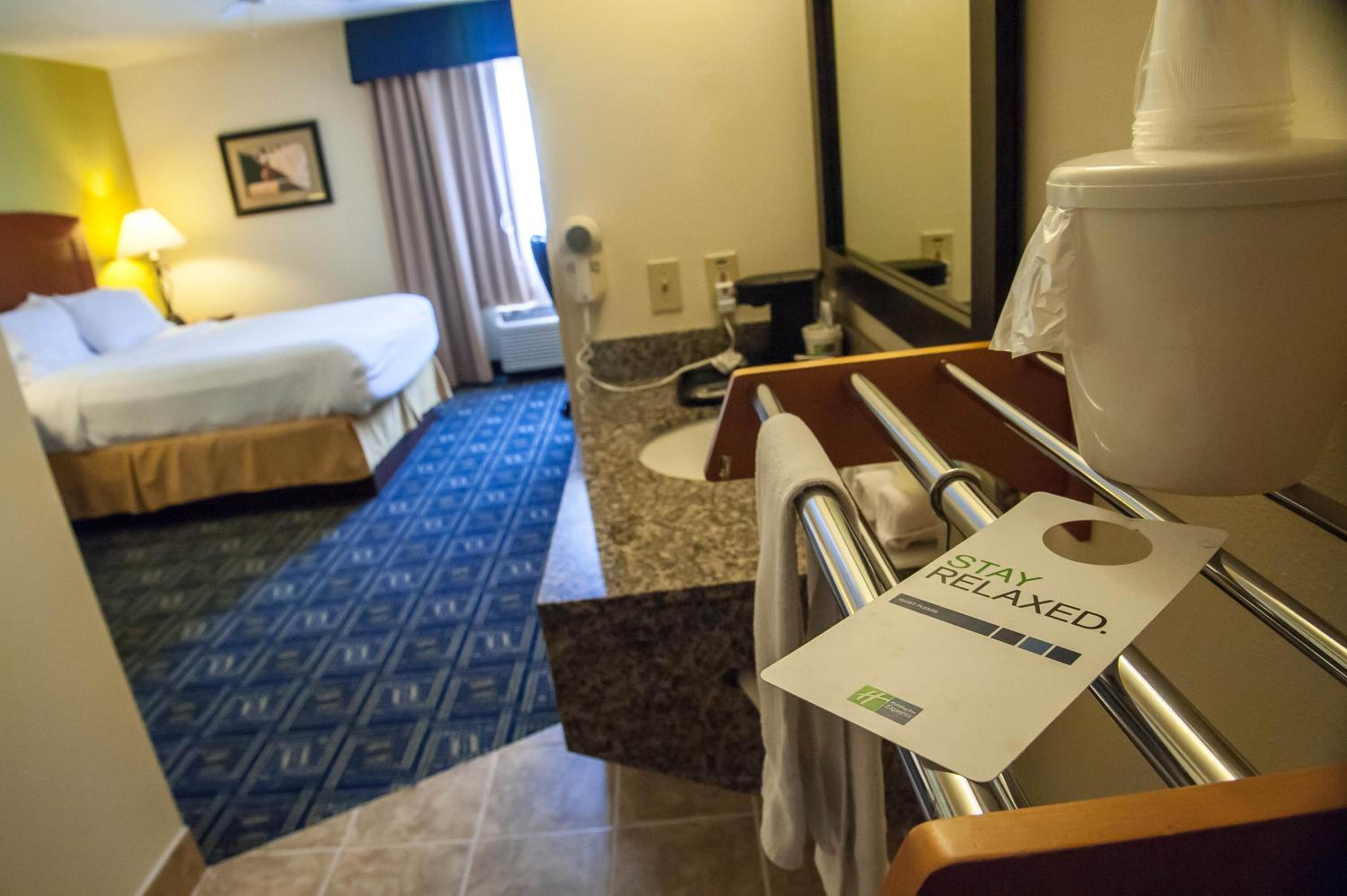 Queen Room with Mobility Accessible Tub - Non-Smoking - Photo 1
