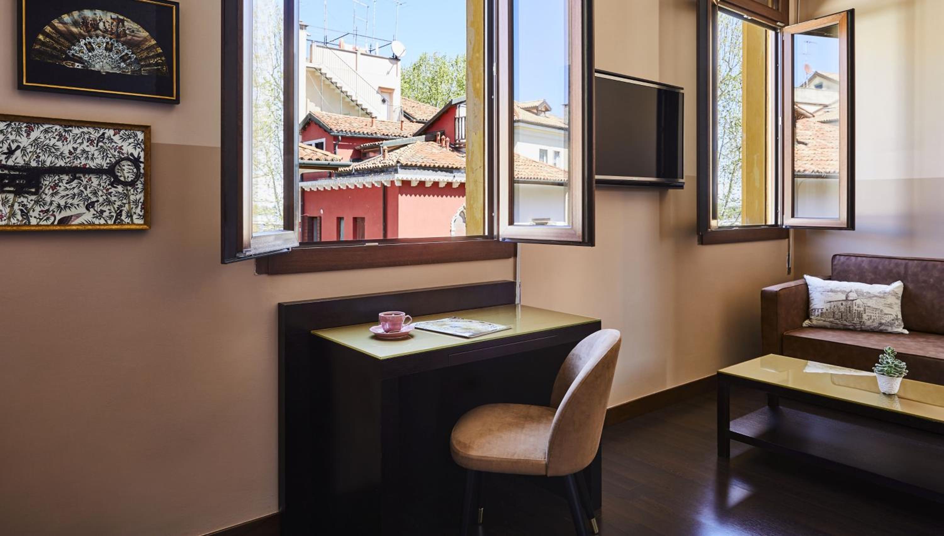 Premium Twin Room - Photo 2
