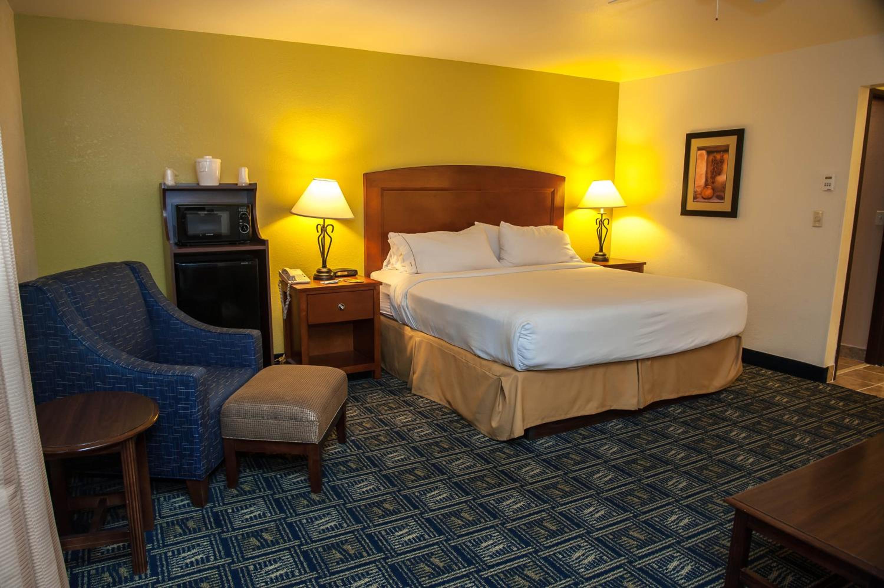 Standard King Room with Sofa Bed - Photo 2