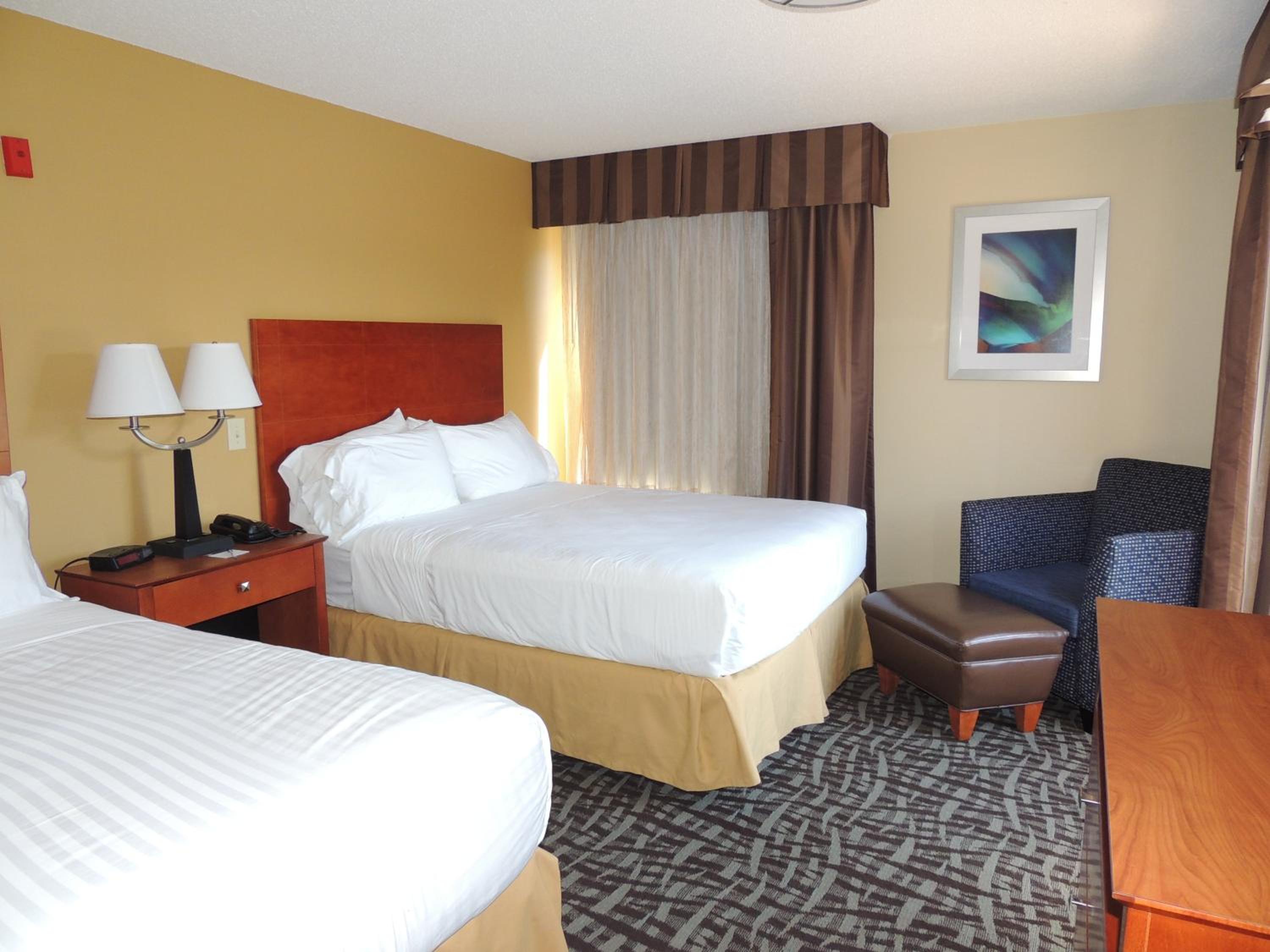 Standard Queen Room with Two Queen Beds - Photo 2