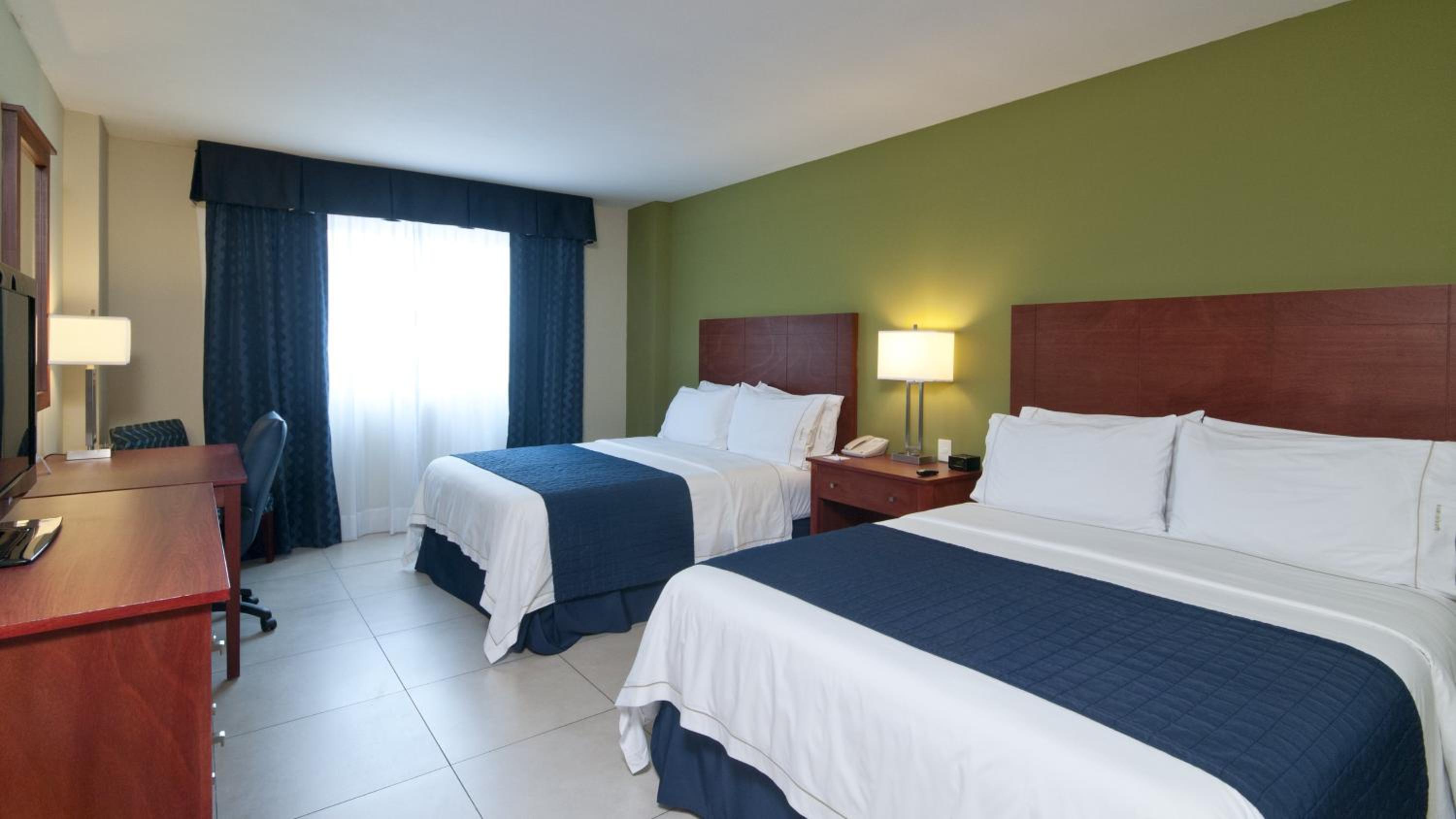 Standard Queen Room with Two Queen Beds (Non Smoking) photo 2