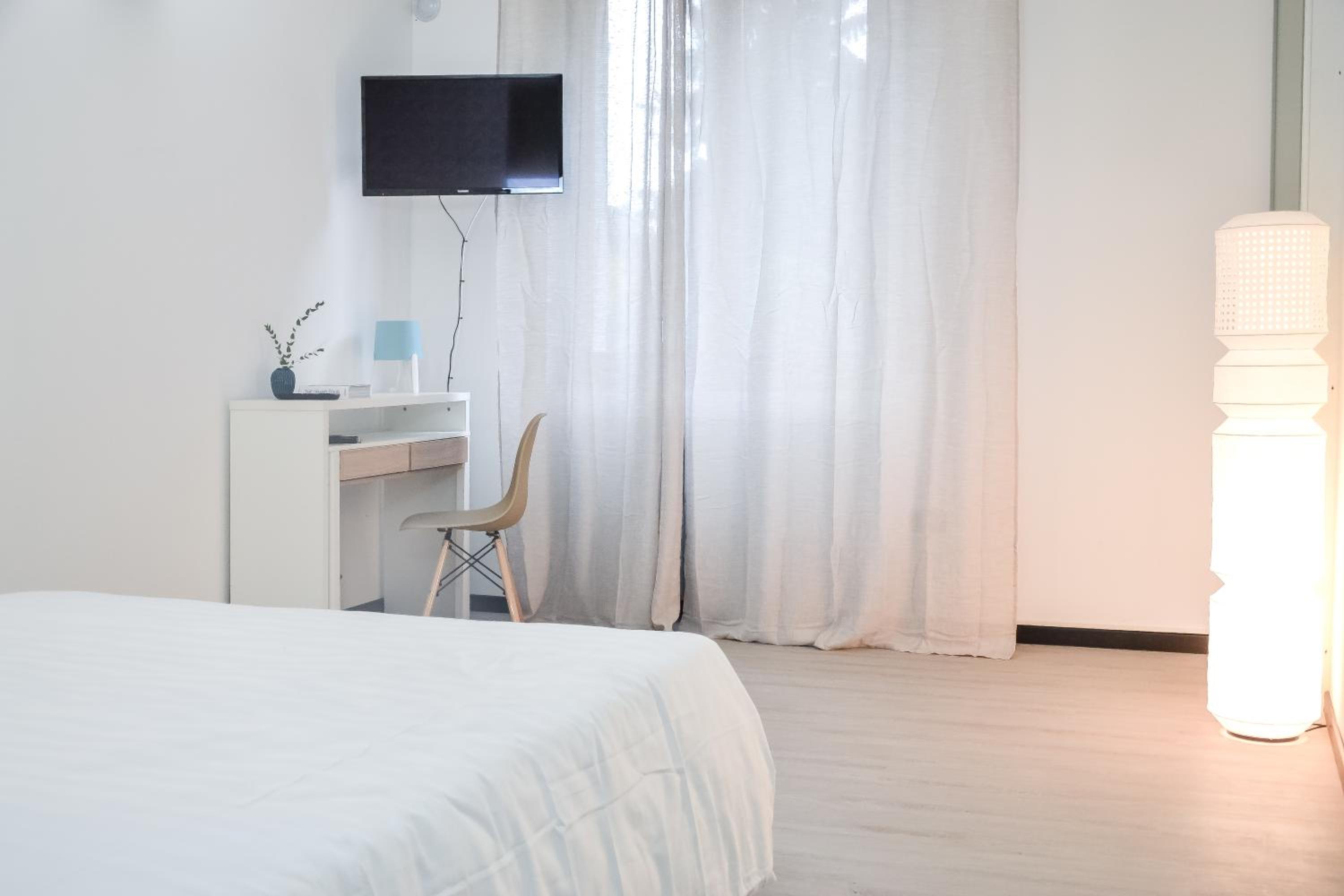 Double Room with Private Bathroom - Photo 9