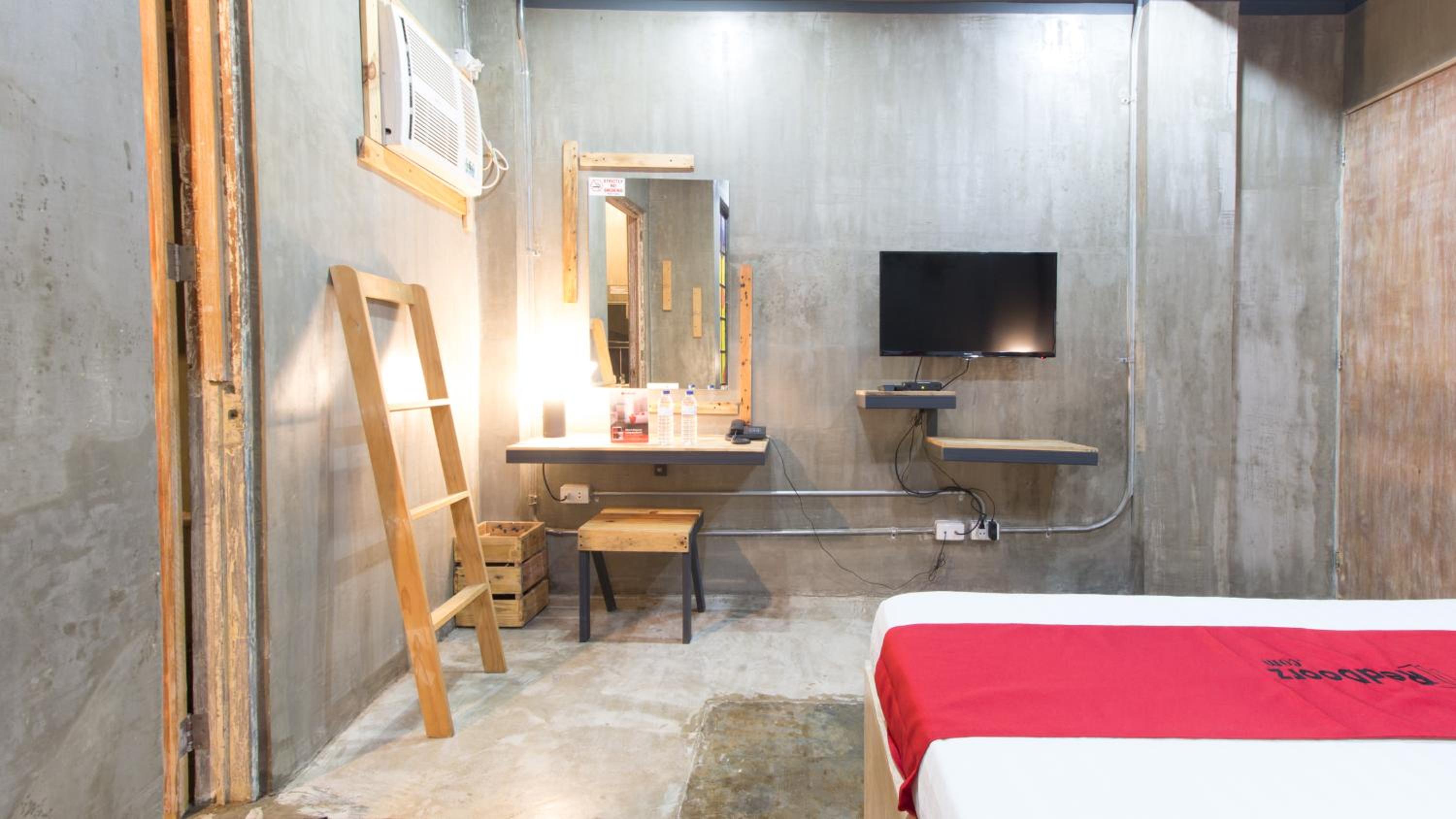 Deluxe Room - Photo 12