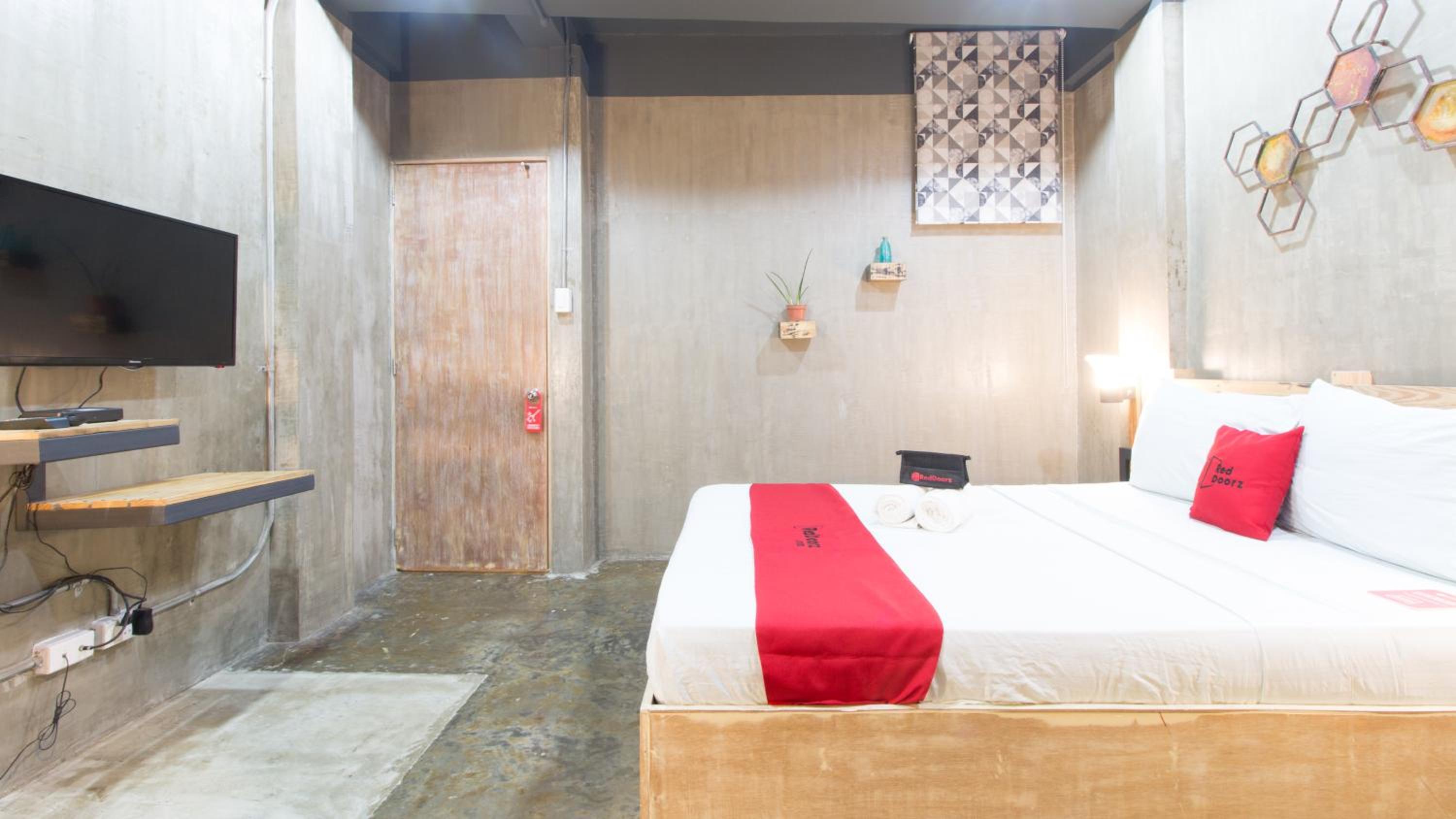 Deluxe Room - Photo 13