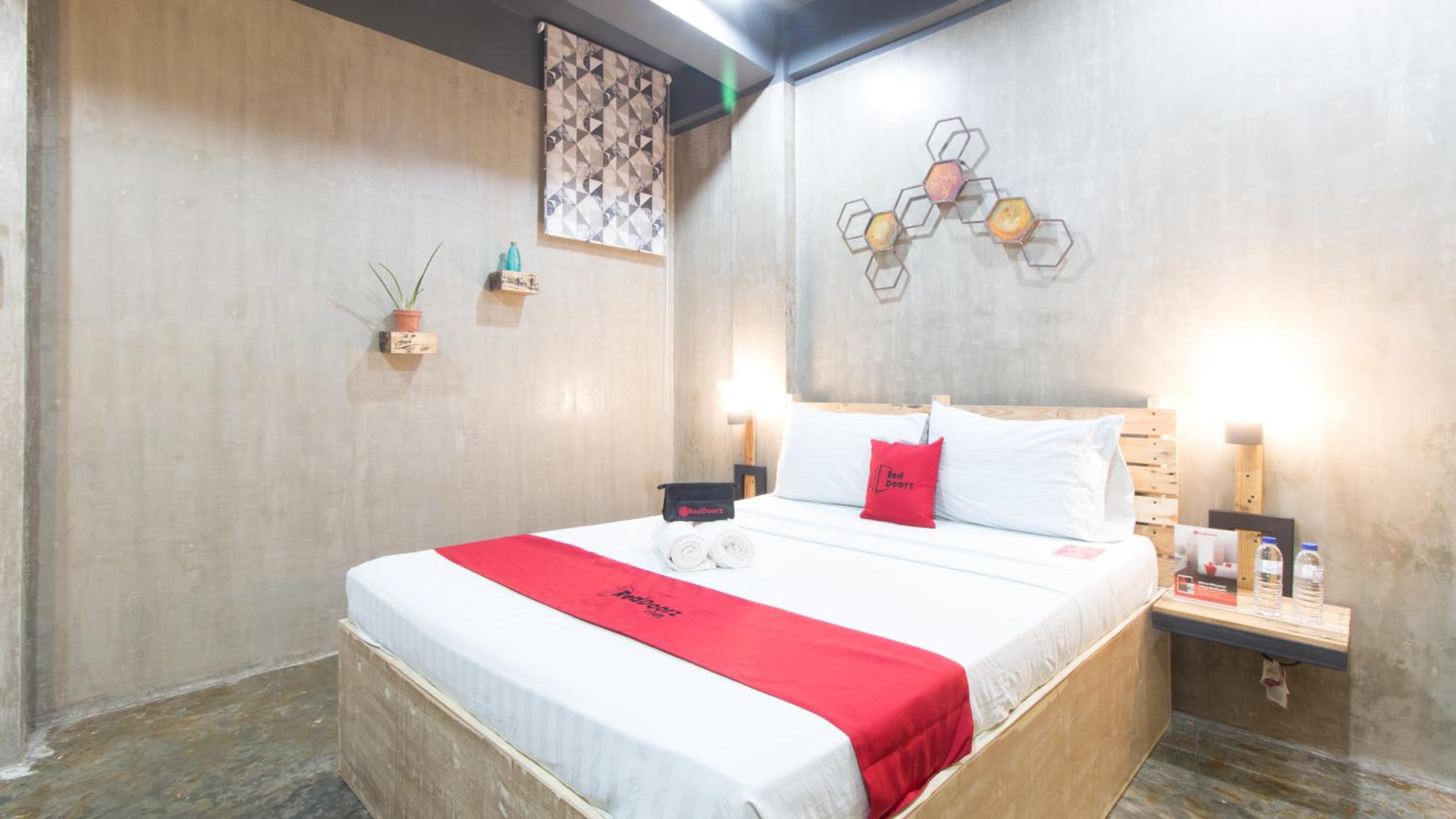 Deluxe Room - Photo 10