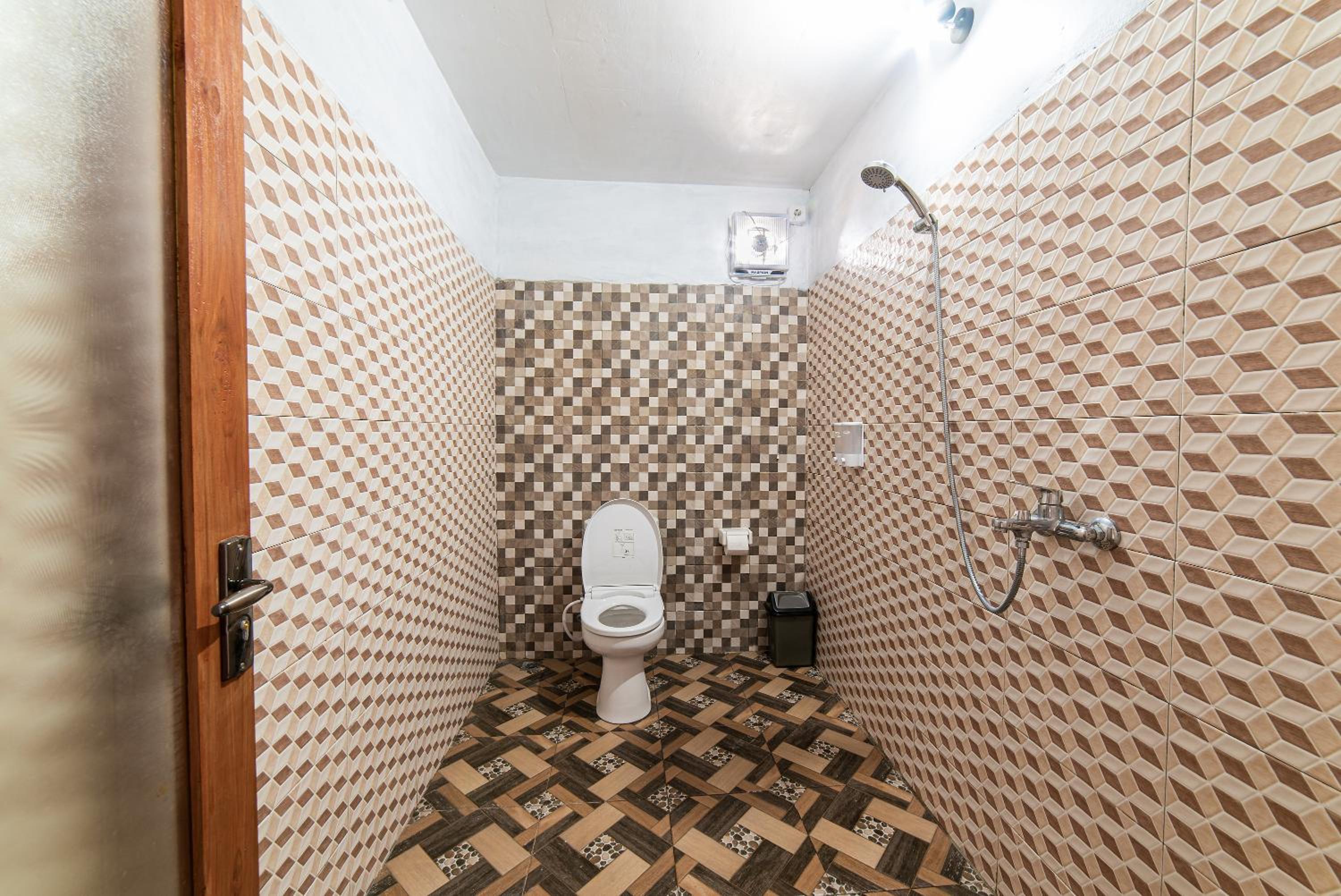 Deluxe Double Room (2 Adults + 1 Child) - Photo 21