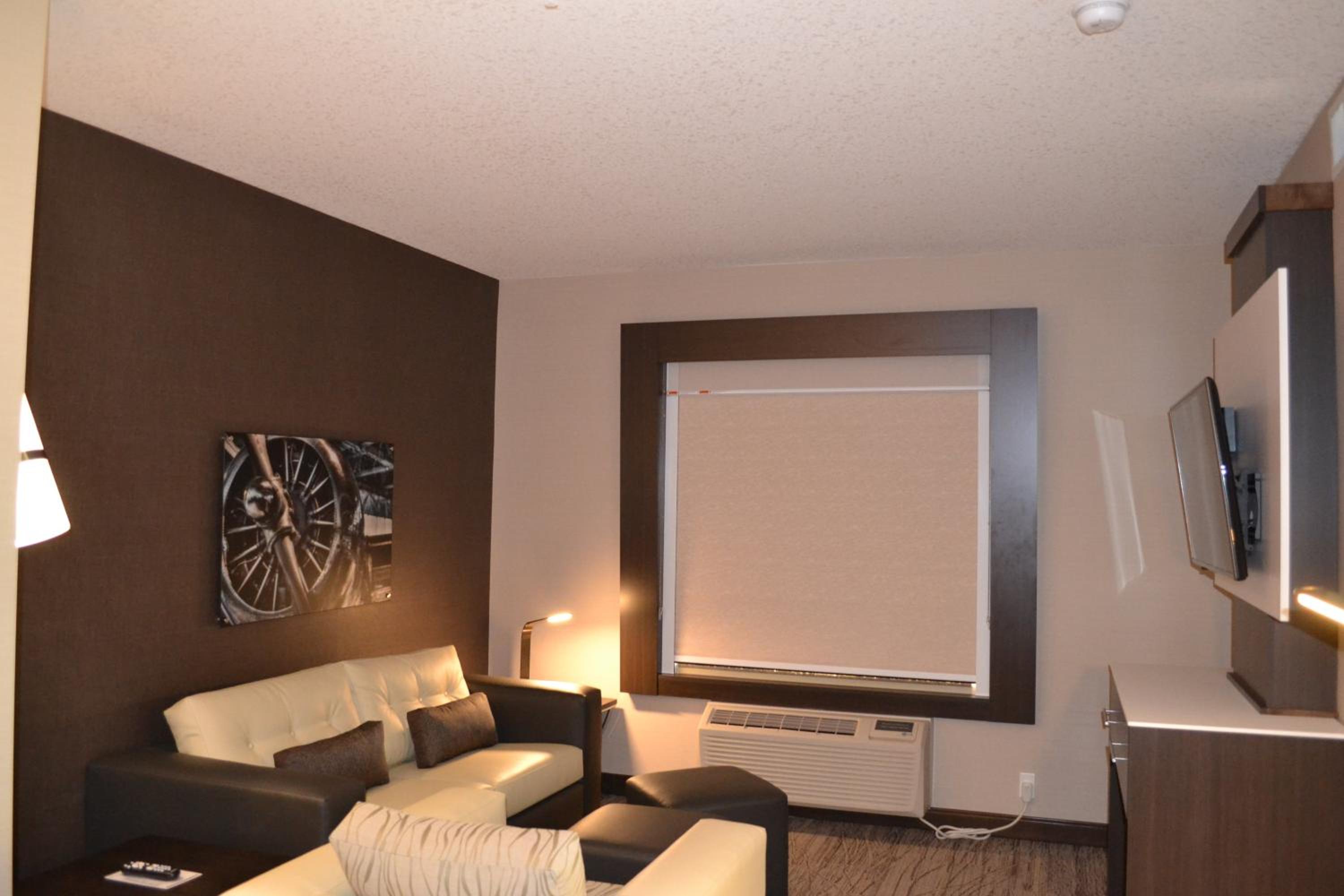 Queen Suite with Two Queen Beds photo 3