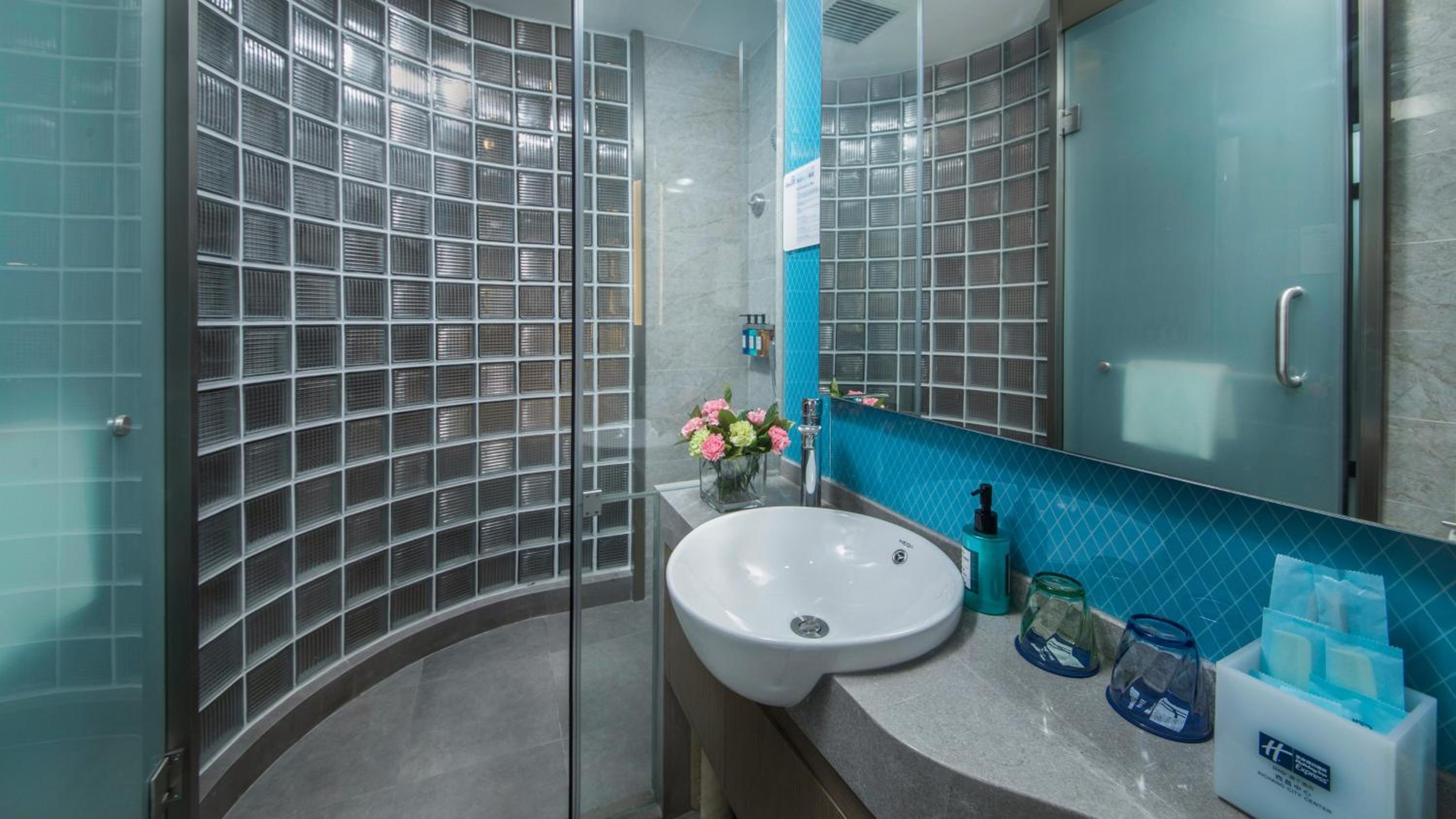 Standard King Room - Photo 7