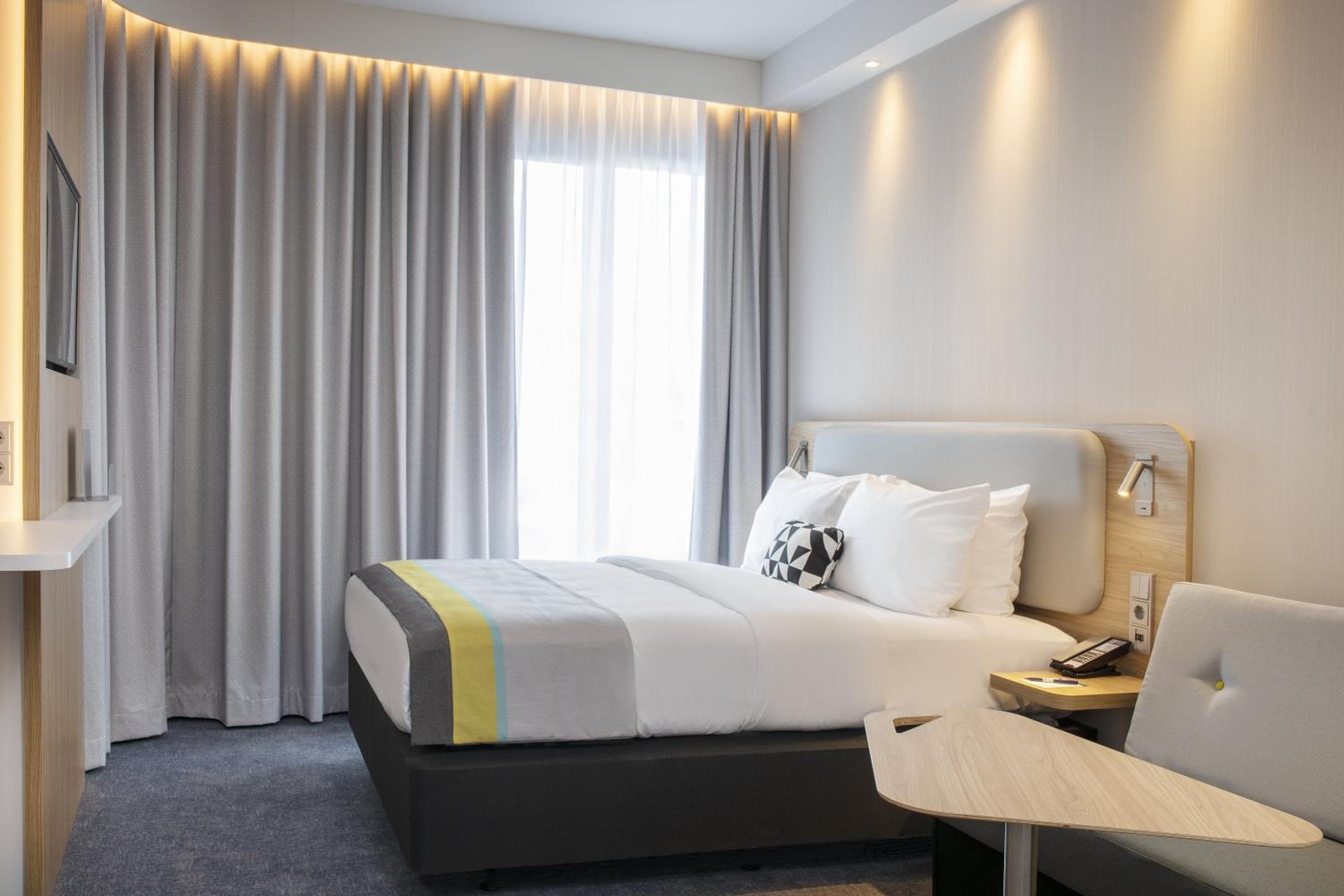 Standard Queen Room with Single Sofa Bed photo 3